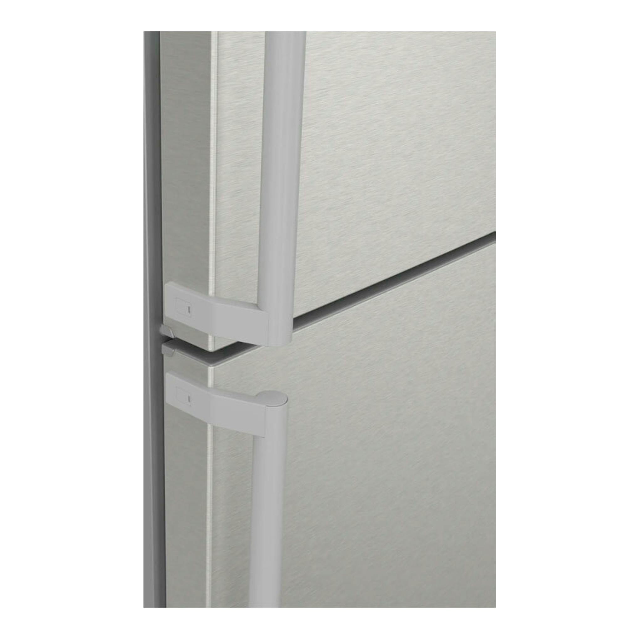 Frigorífico combi Siemens KG39NVICV inox, vista frontal en detalle de las puertas y tiradores.
