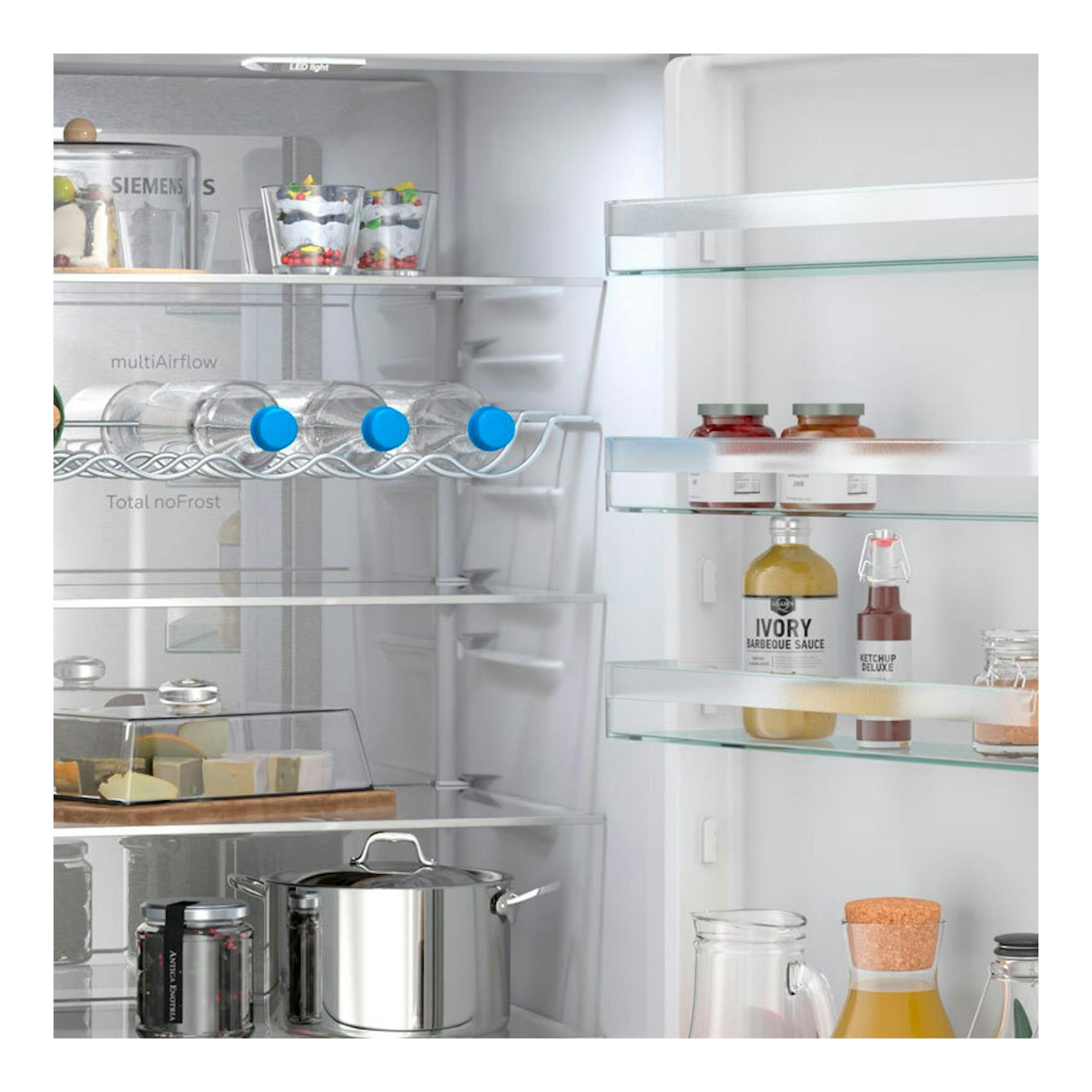 Interior de frigorífico Siemens KG39NVIDG inox, con estantes de cristal y alimentos visibles.
