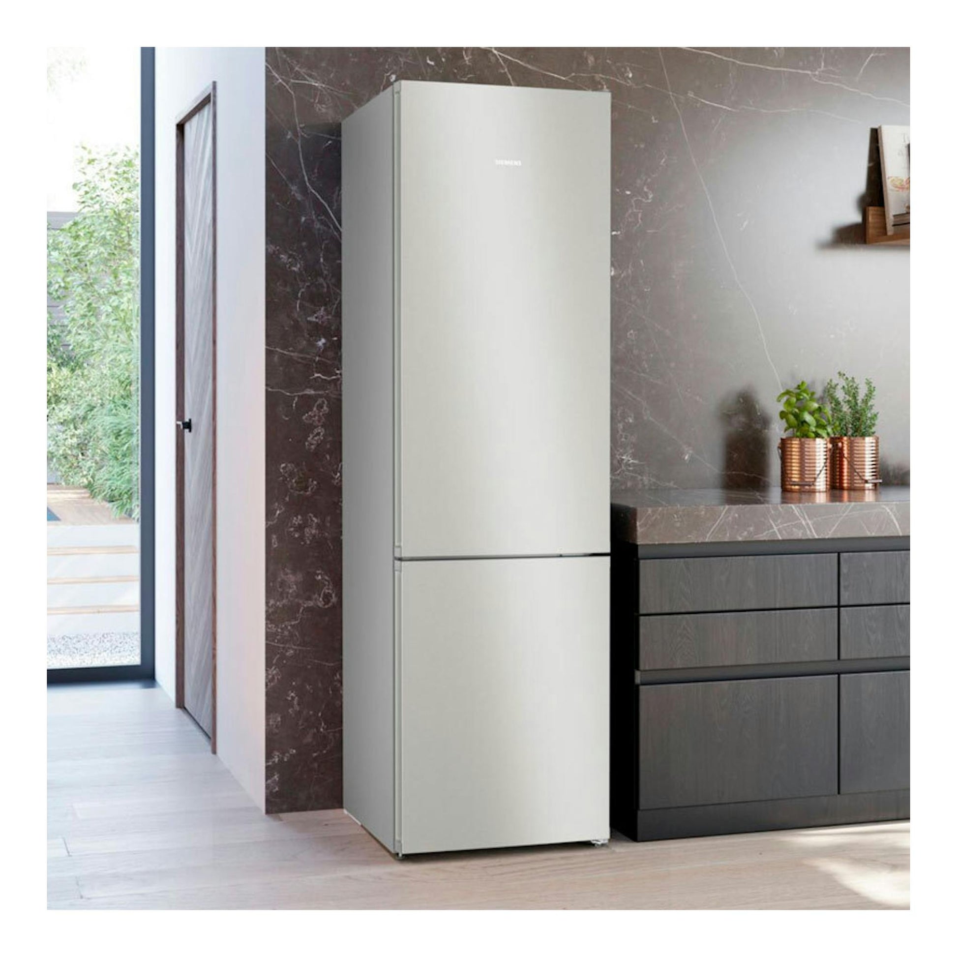 Frigorífico combi Siemens KG39NVIDG inox, vista frontal en cocina moderna.