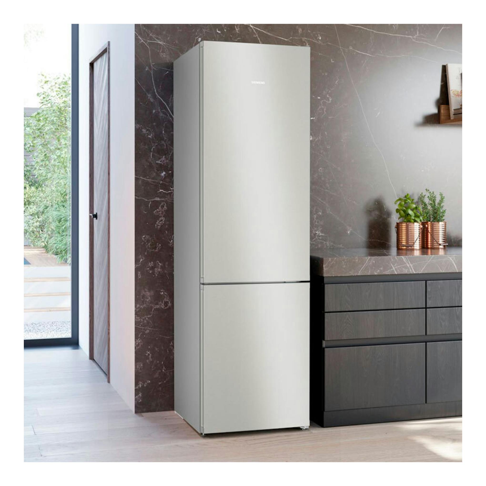 Frigorífico combi Siemens KG39NVIDG inox, vista frontal en cocina moderna.