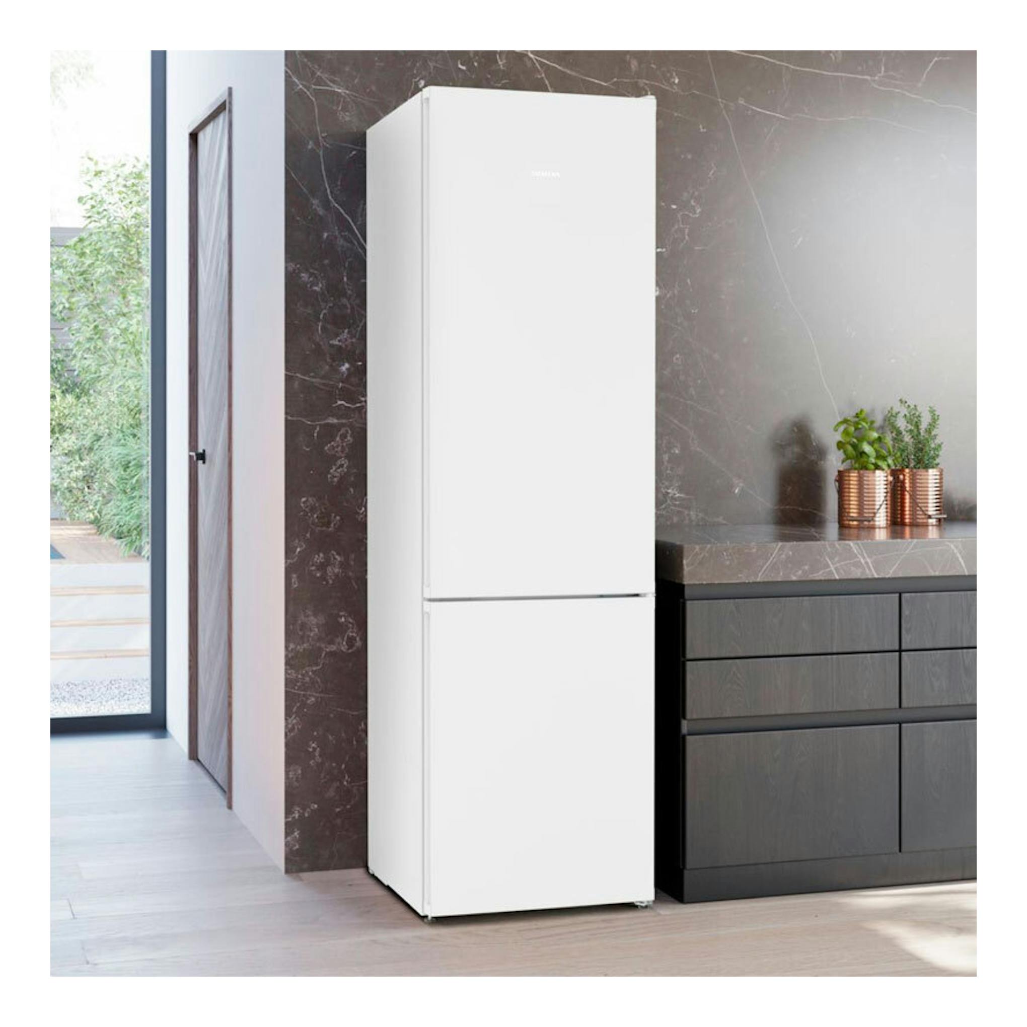 Frigorífico combi Siemens KG39NVWDG blanco, vista frontal, en cocina moderna.