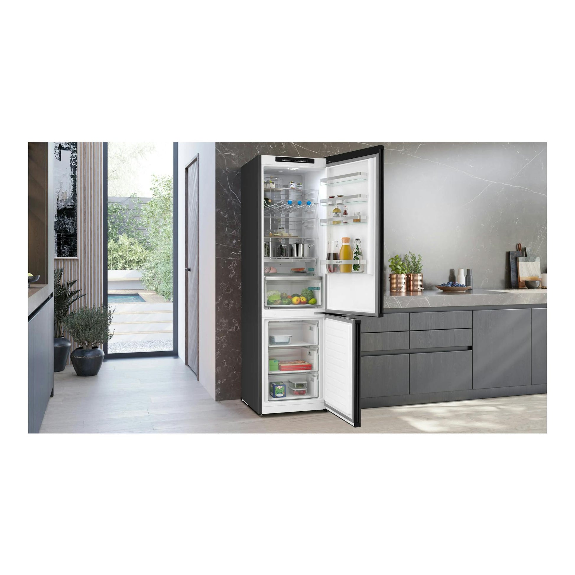 Frigorífico combi Siemens KG39NVXCG negro, con la puerta abierta y vista frontal del interior en una cocina moderna.