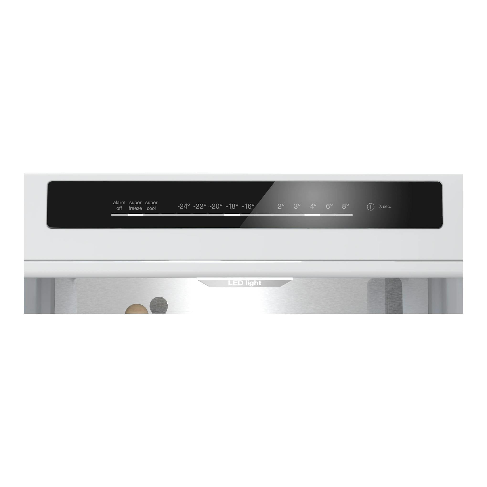 Panel de control negro de un frigorífico combi Siemens KG39NVXCG, vista frontal, con temperaturas y LED.