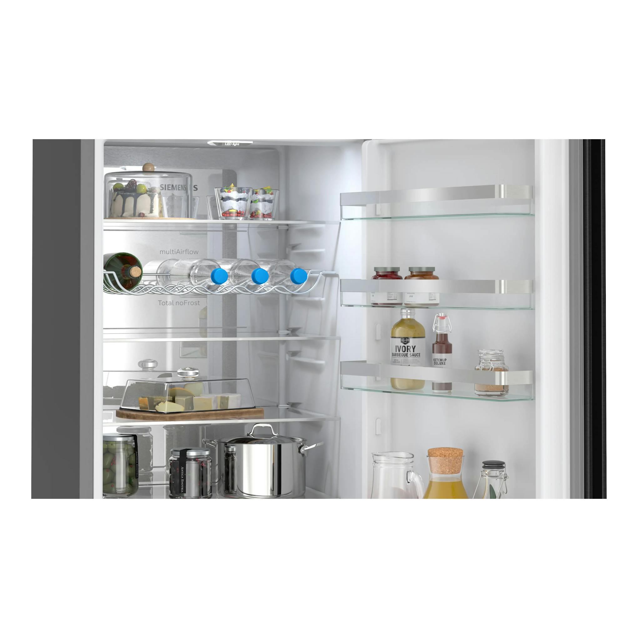 Vista frontal de un frigorífico combi Siemens KG39NVXCG abierto, interior blanco con estantes y alimentos.