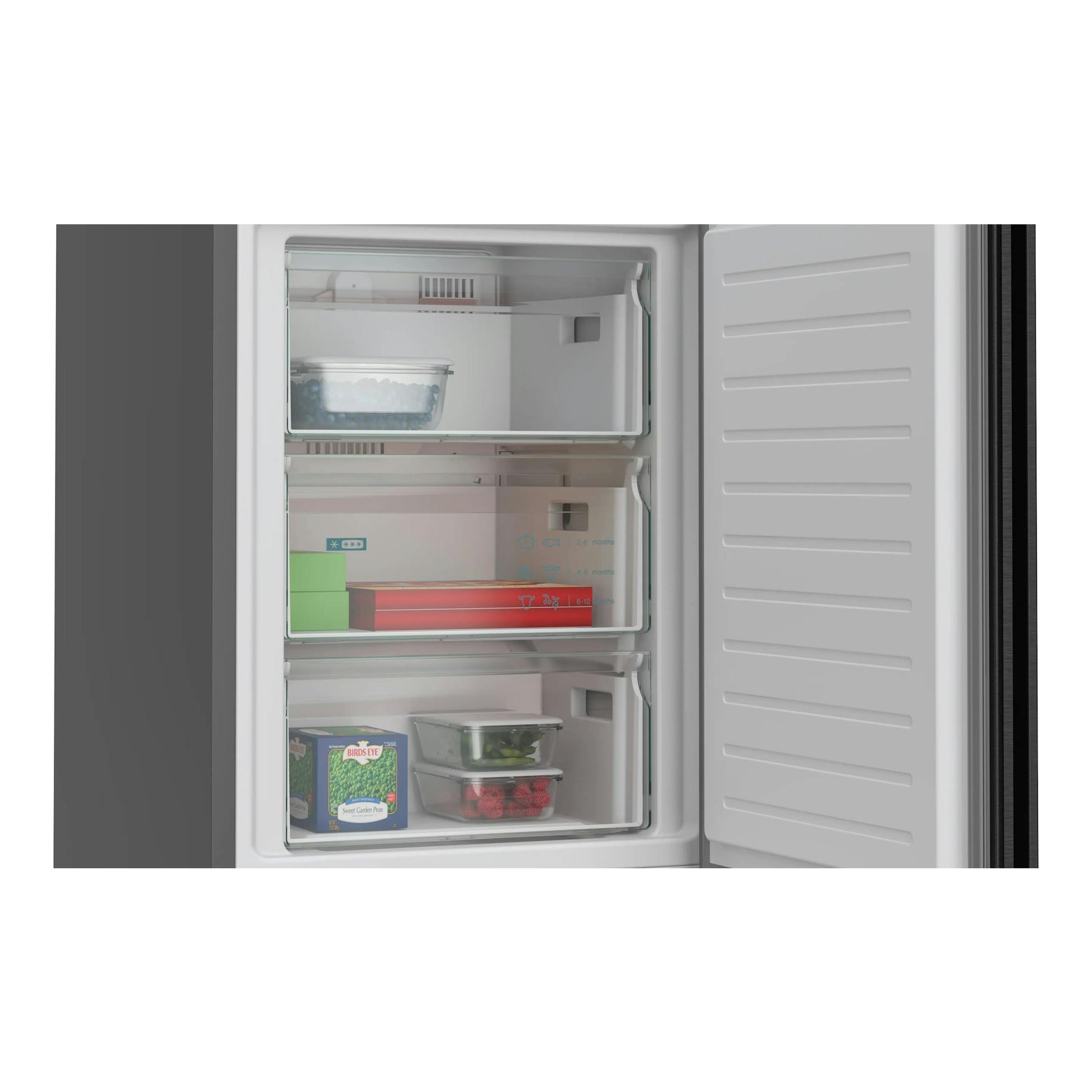Vista frontal del interior de un frigorífico combi Siemens KG39NVXCG, puerta abierta y compartimentos blancos.