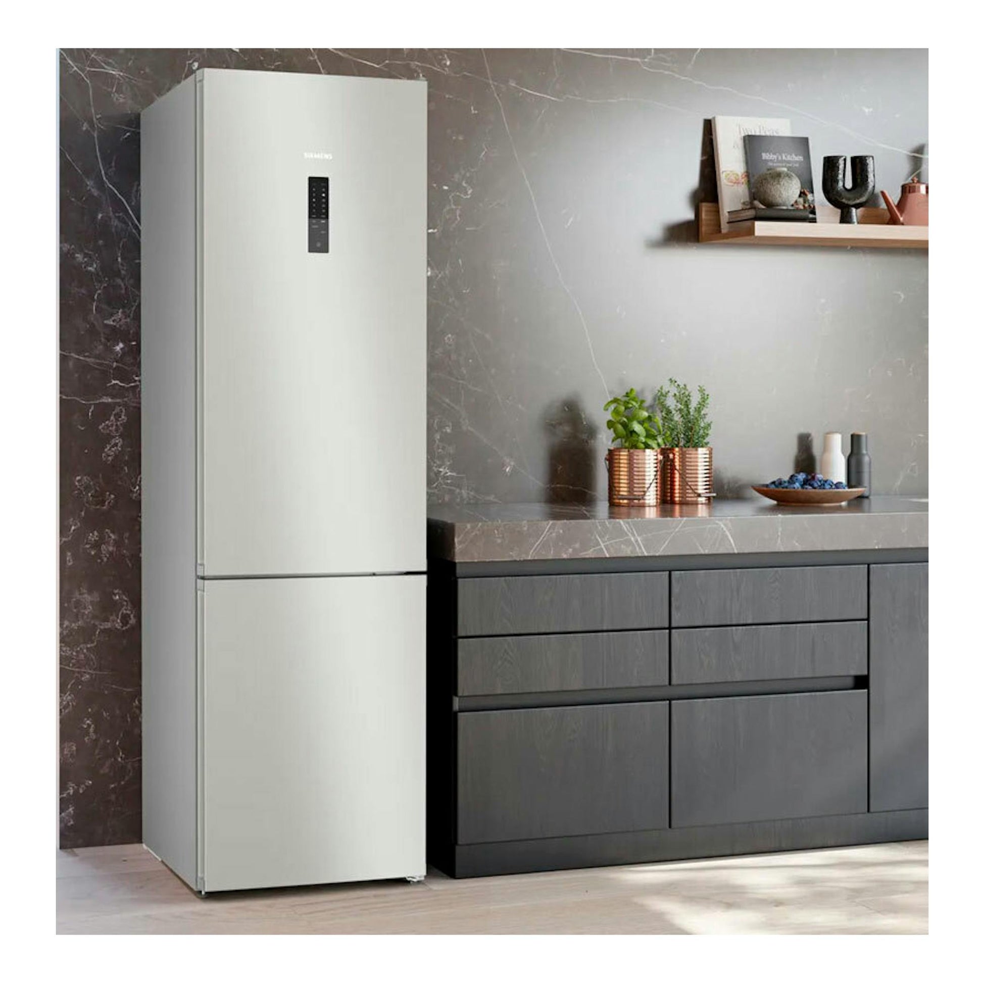 Frigorífico combi Siemens KG39NXIBF inox, vista frontal, con dos puertas y panel negro central.