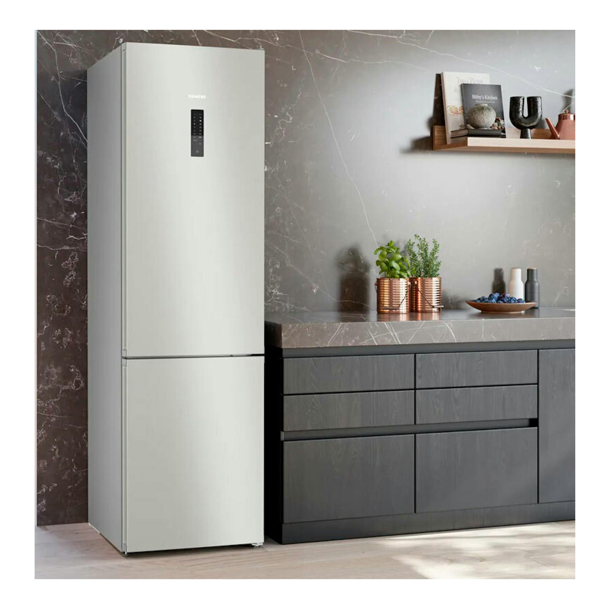 Frigorífico combi Siemens KG39NXIBF inox, vista frontal, con dos puertas y panel negro central.