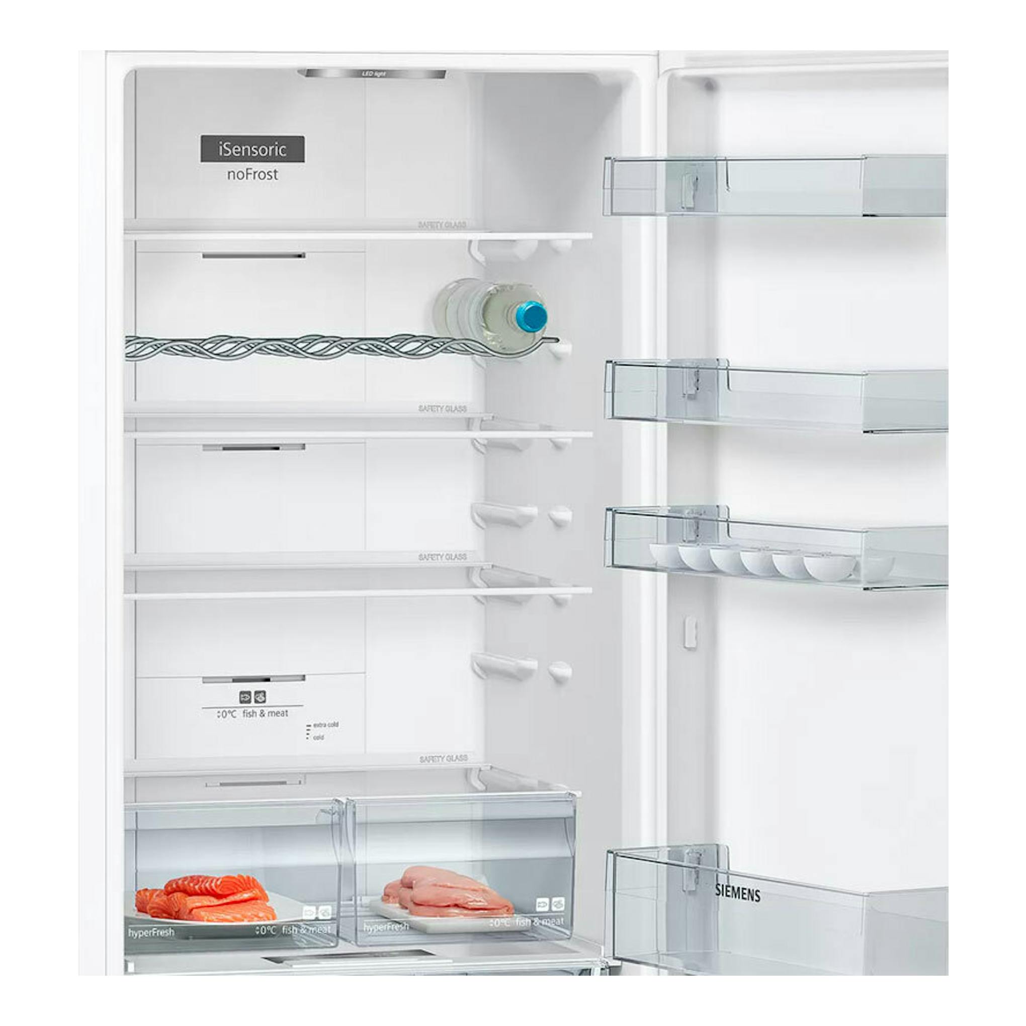 Interior de frigorífico combi Siemens KG39NXWEA blanco, con estantes de cristal, cajones y puerta abierta.