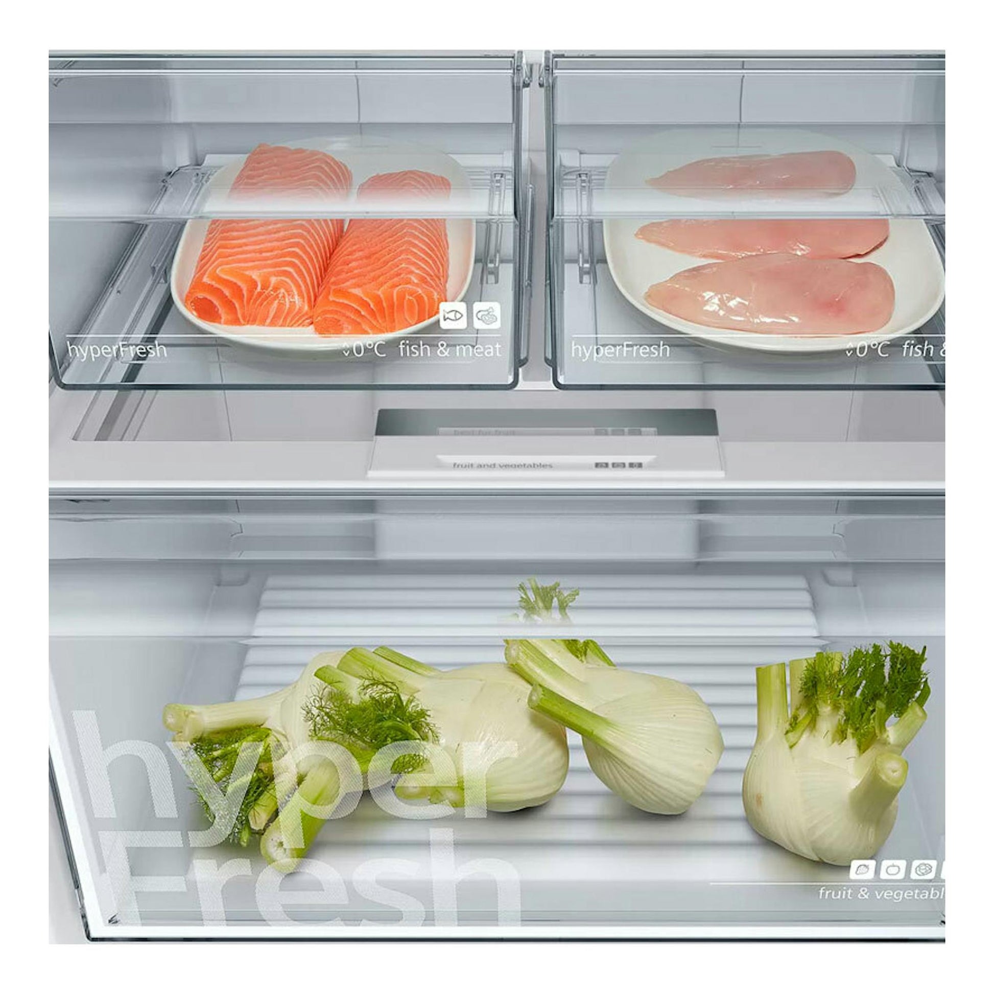 Vista frontal del interior de un frigorífico combi Siemens KG39NXWEA blanco, con pescado y verduras en cajones.