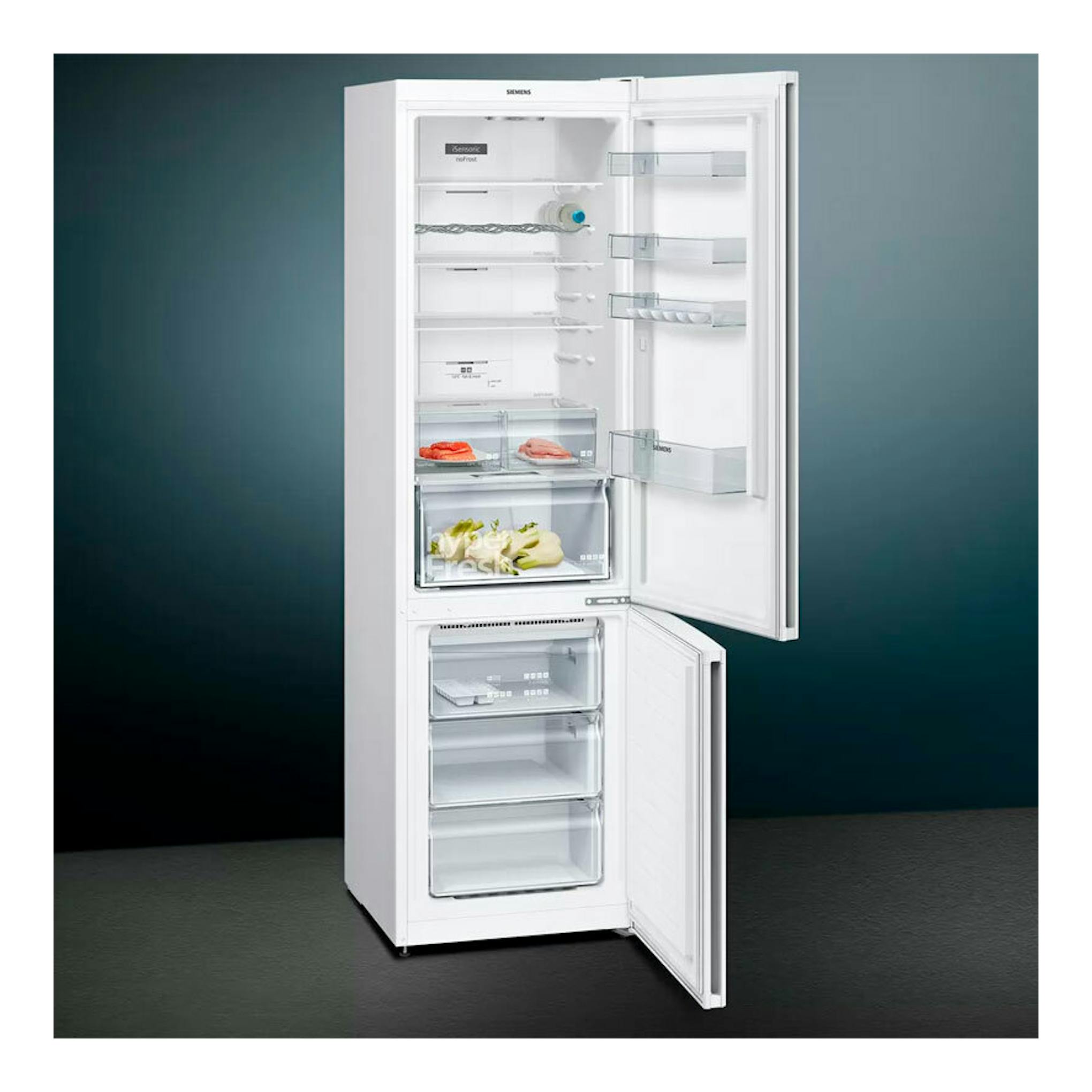 Frigorífico combi Siemens KG39NXWEA blanco, vista frontal con puertas abiertas y cajones interiores visibles.