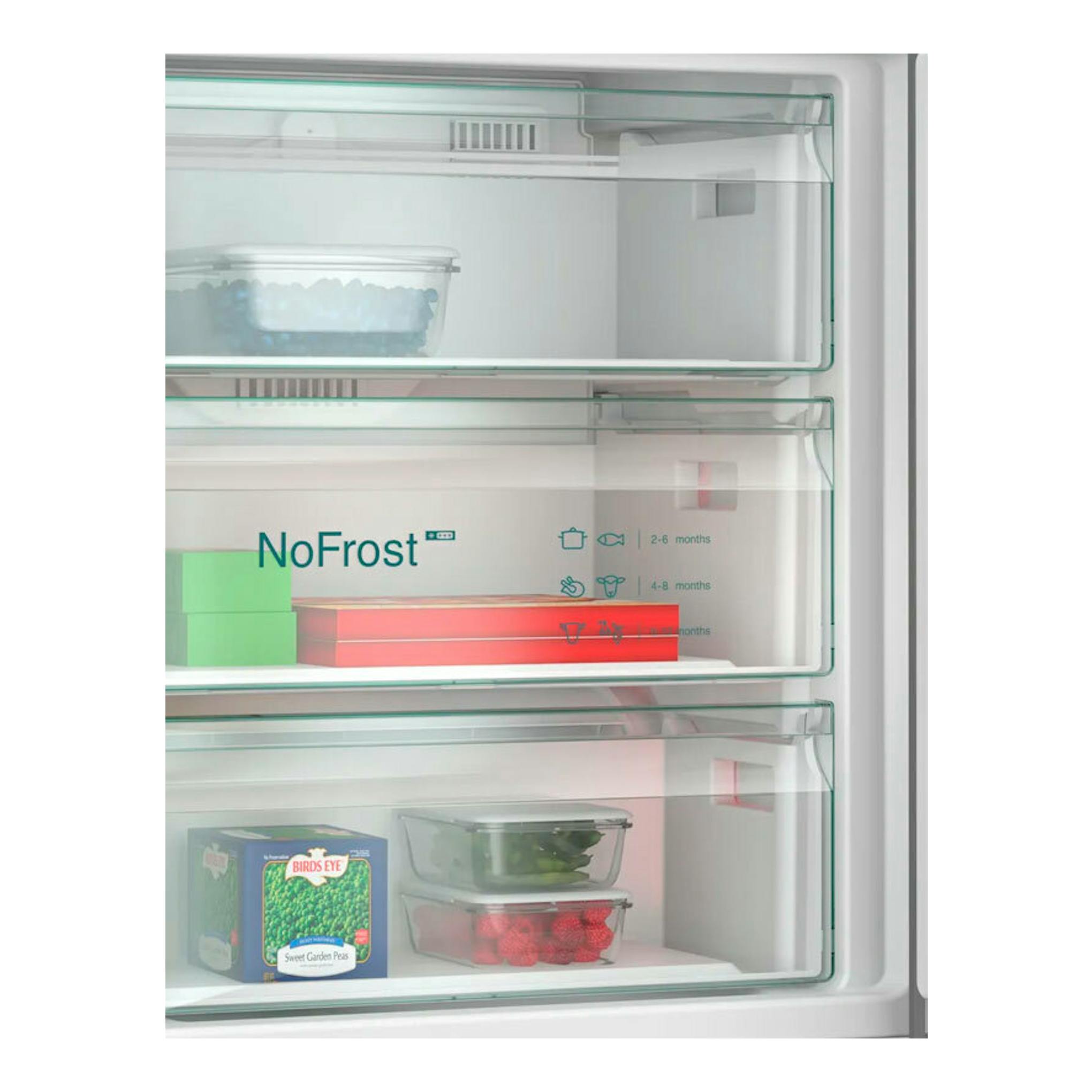 Interior blanco del frigorífico combi Siemens KG49N4XAF, con baldas de cristal, cajones y alimentos.