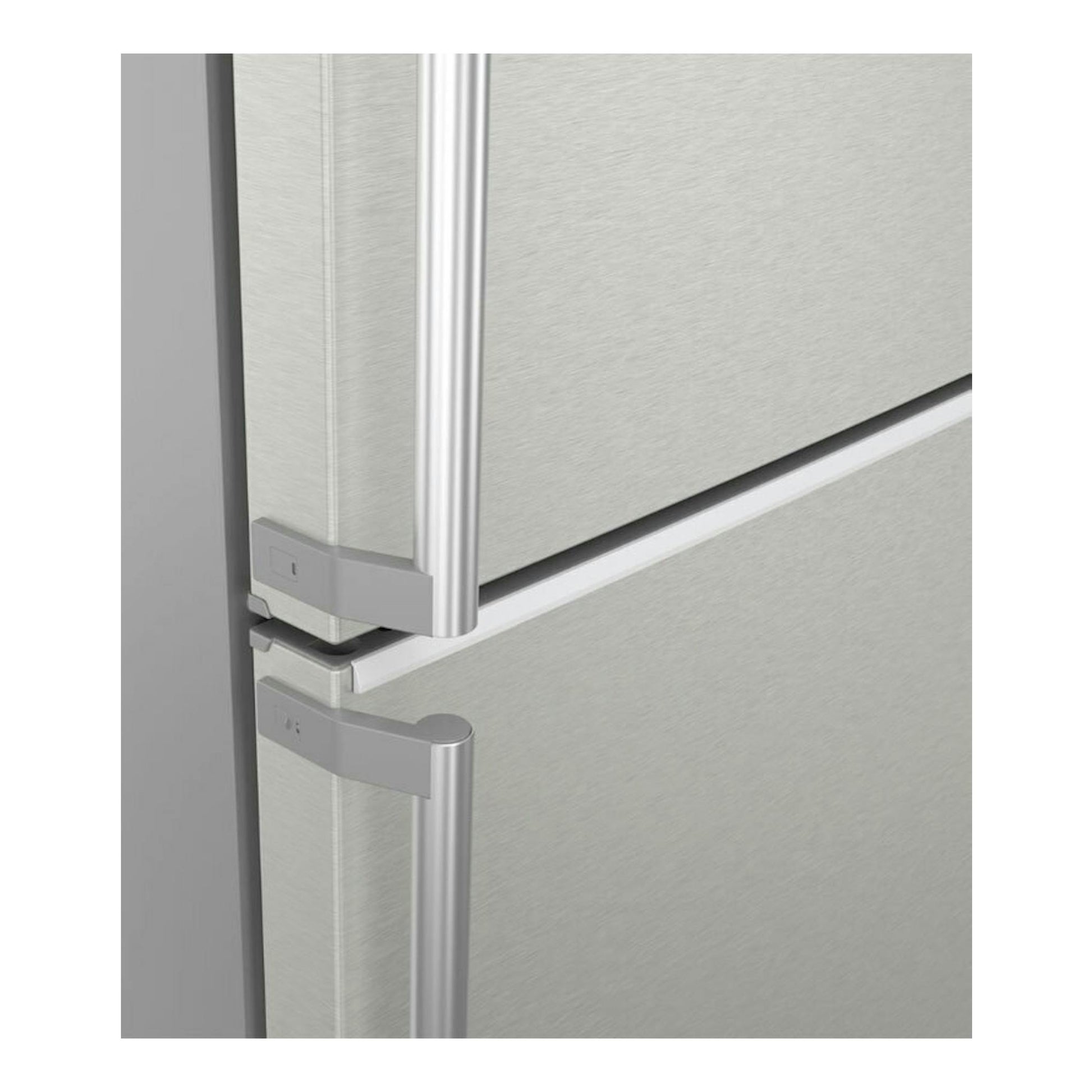 Frigorífico combi Siemens KG49NAICT inox, detalle en primer plano de las puertas y tiradores metálicos.
