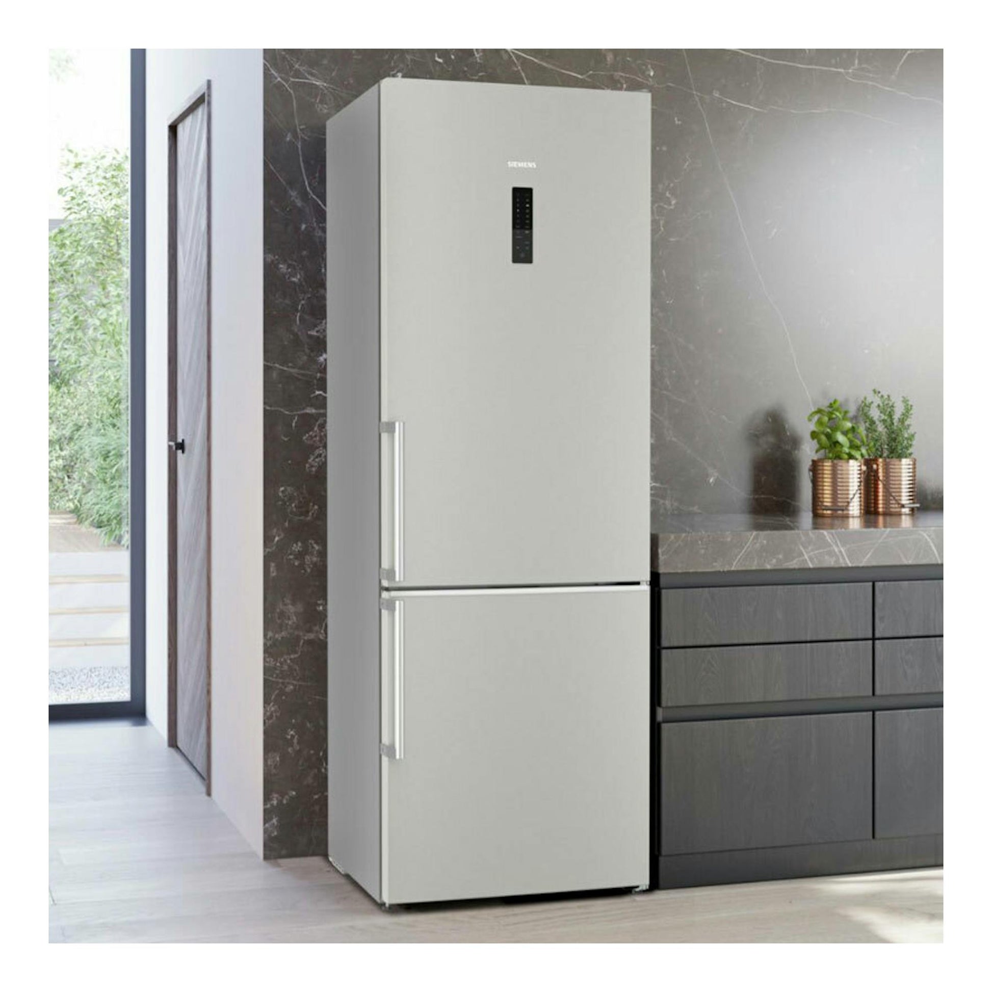 Frigorífico combi Siemens KG49NAICT en inox, vista frontal en cocina moderna.