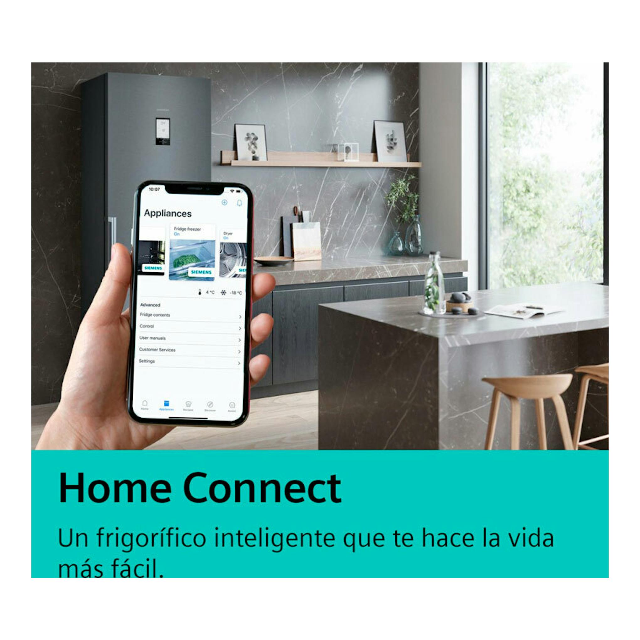 Frigorífico combi Siemens KG49NSBBF negro, vista frontal en una cocina, con móvil mostrando Home Connect.
