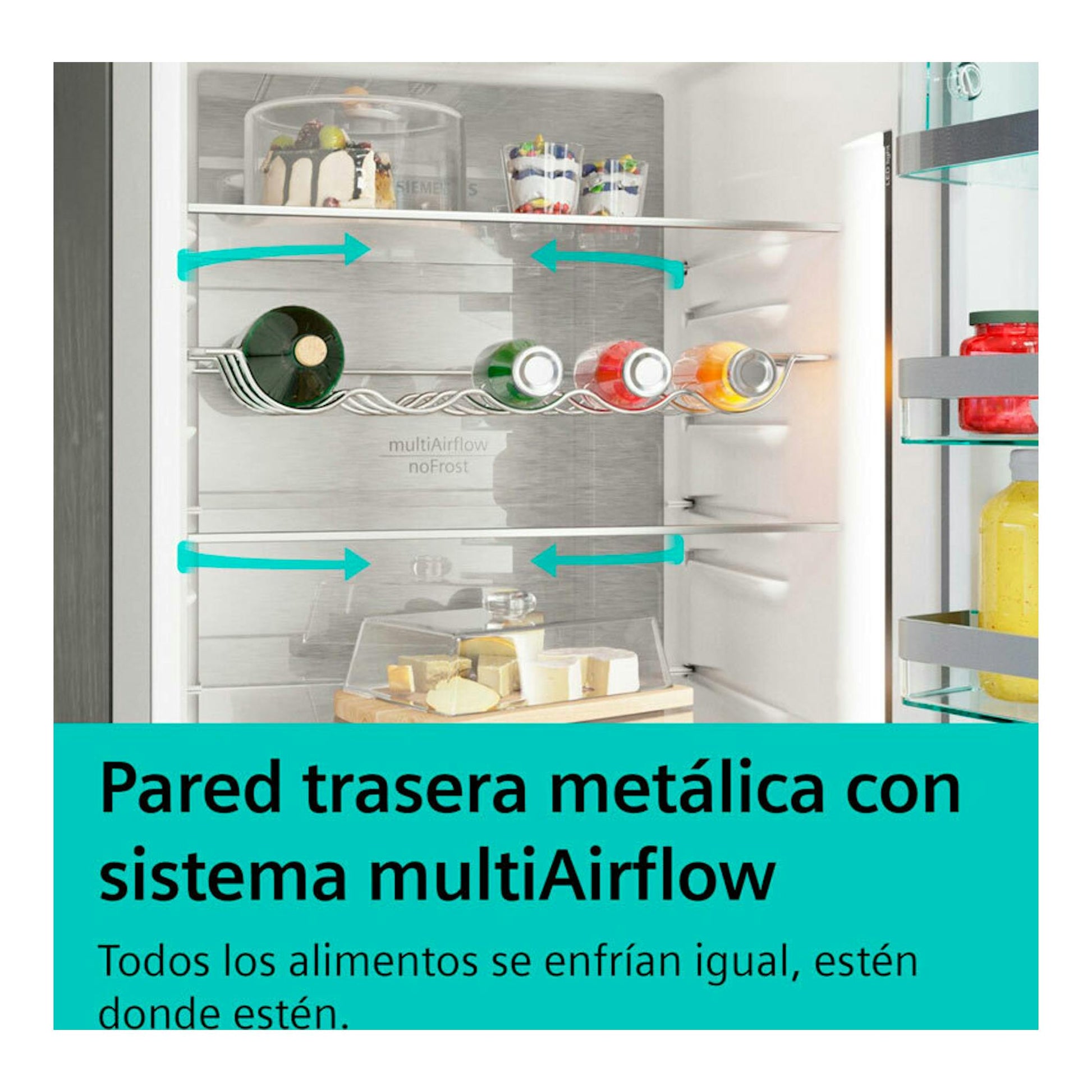 Interior de frigorífico combi Siemens KG49NSBBF negro con pared trasera metálica y estantes con alimentos.