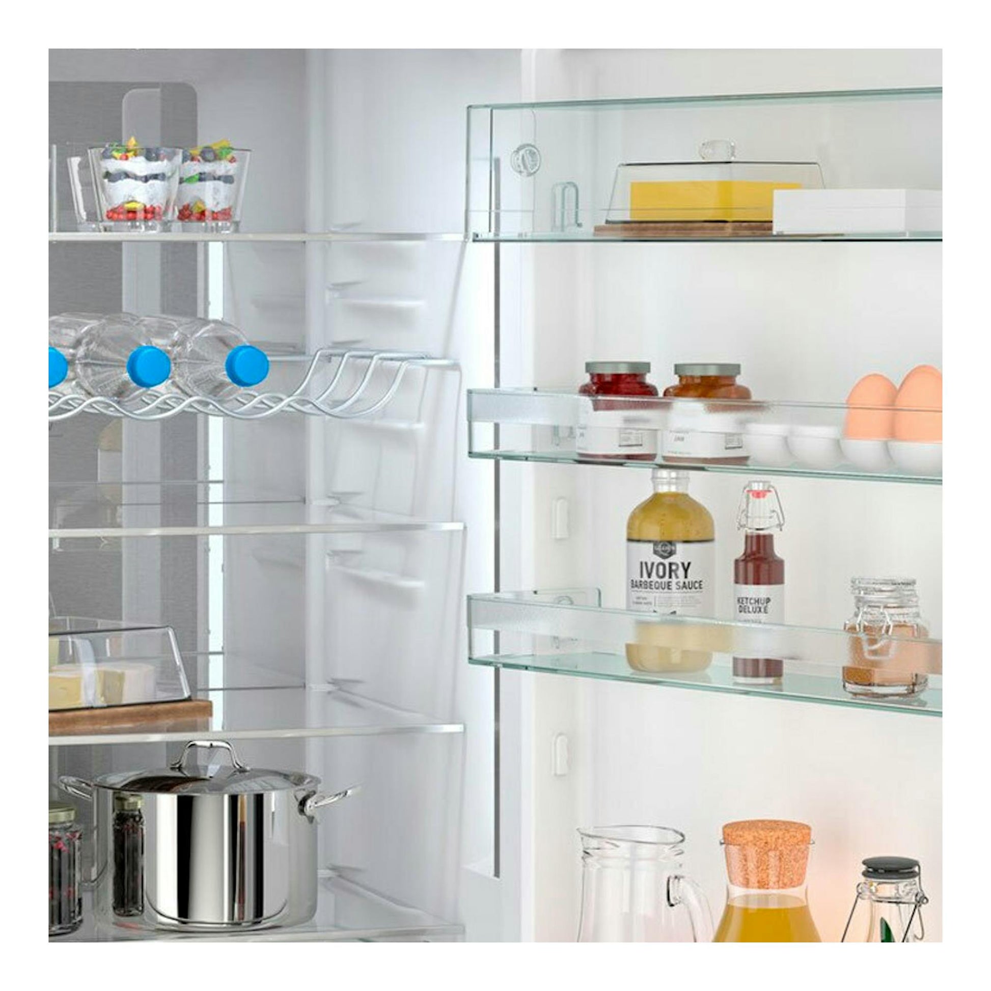 Interior de frigorífico combi abierto, vista frontal, con estantes de cristal, botellas, huevos y tarros.