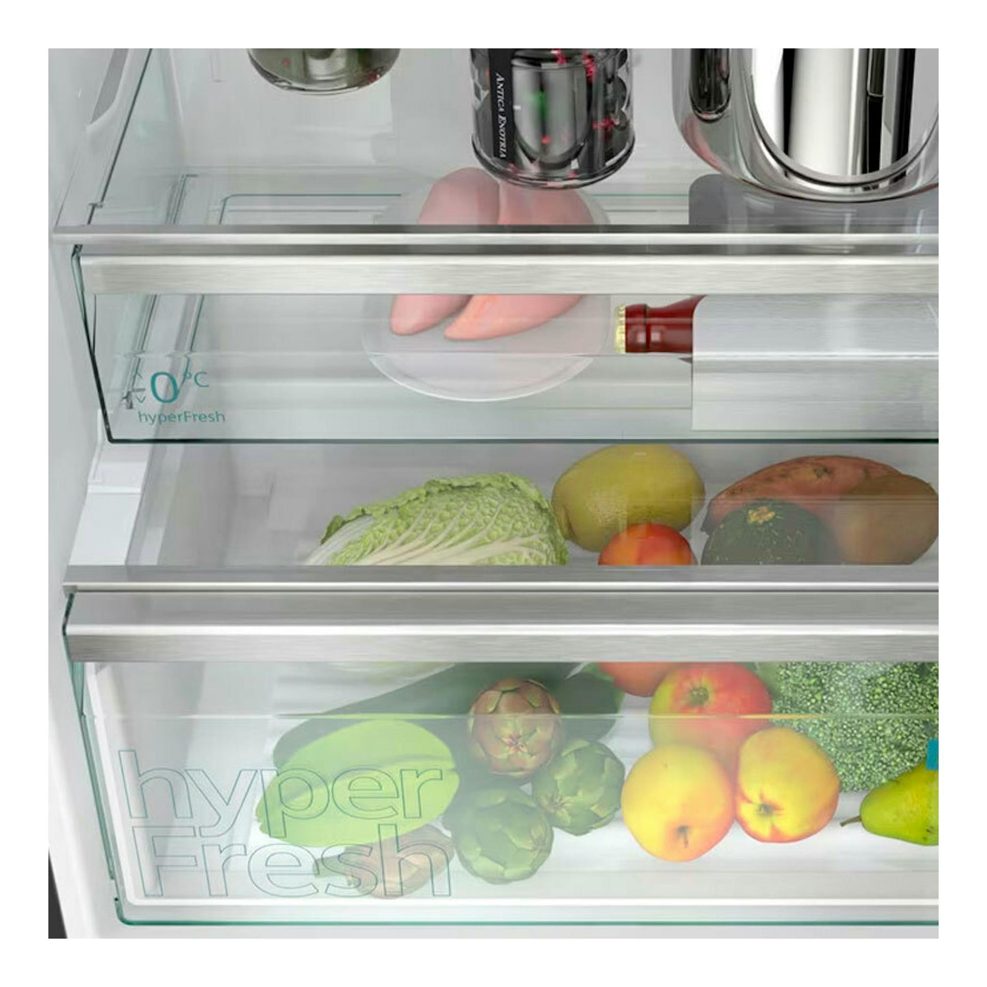 Interior frontal de frigorífico combi Siemens KG49NSBBF negro, con cajones HyperFresh y frutas y verduras.