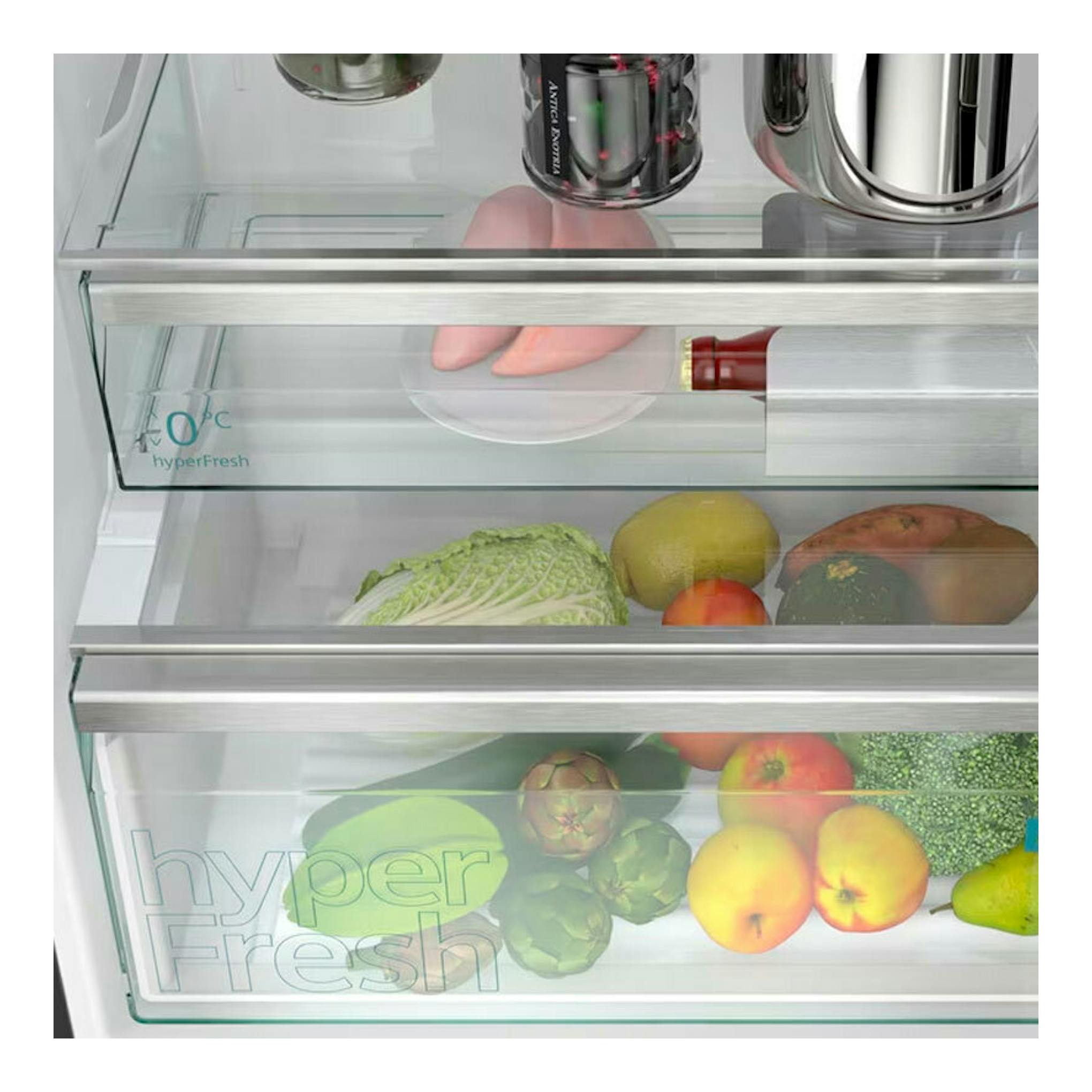 Interior frontal de frigorífico combi Siemens KG49NSBBF negro, con cajones HyperFresh y frutas y verduras.