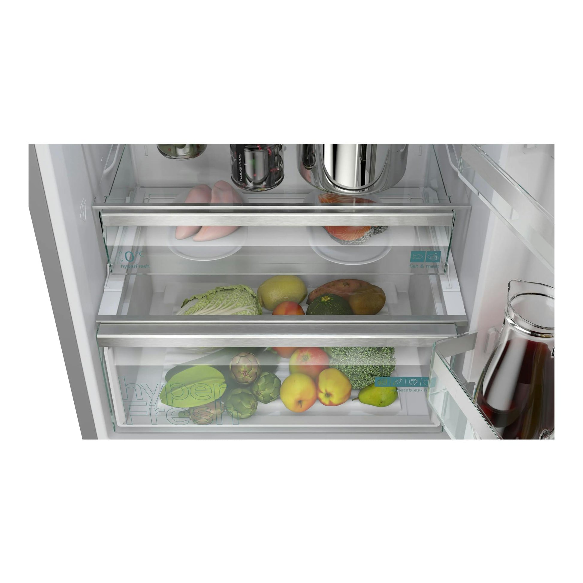 Interior de frigorífico Siemens KG49NVICG, vista frontal con cajones transparentes llenos de frutas y verduras.