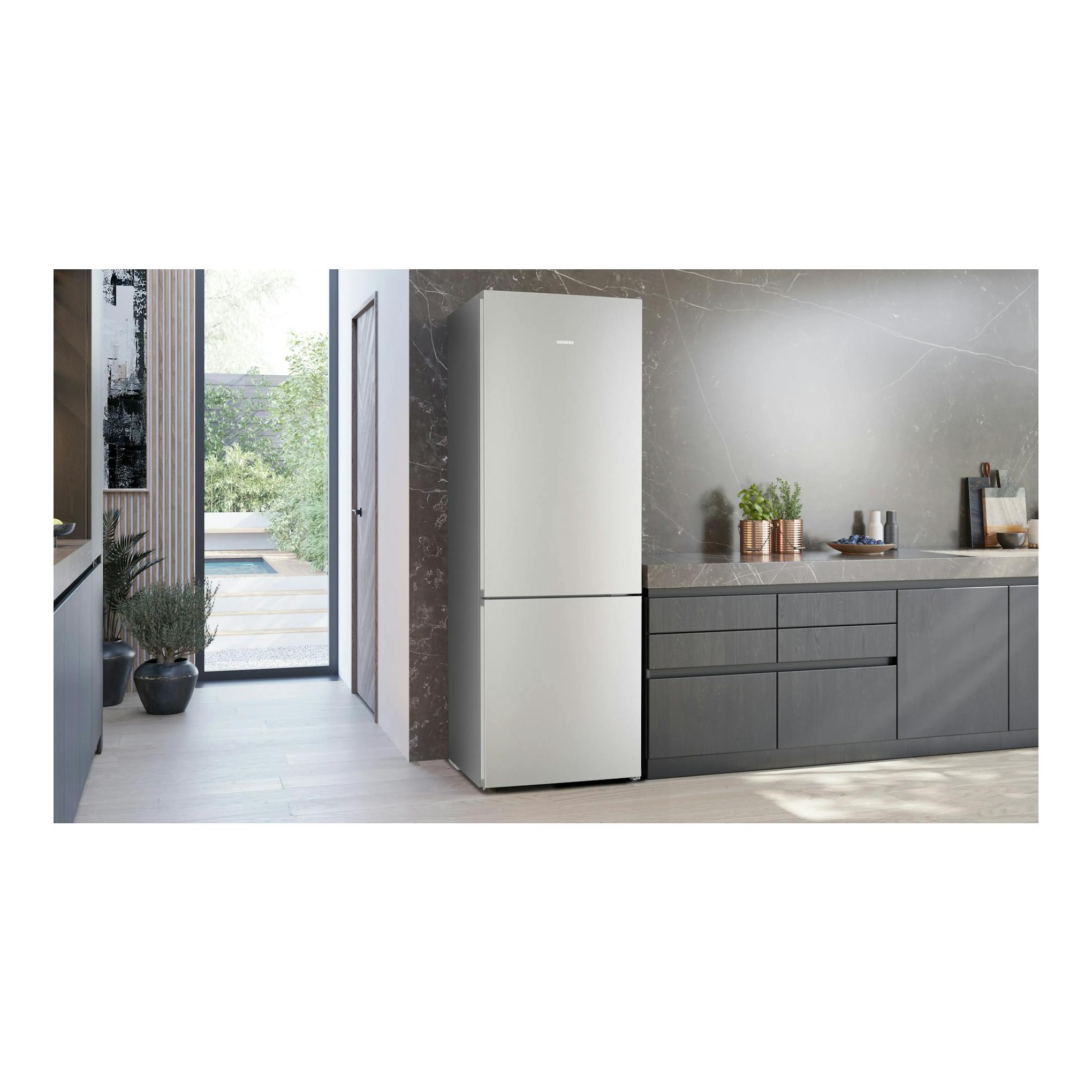 Frigorífico combi Siemens KG49NVIDG en inox, vista frontal en una cocina moderna.
