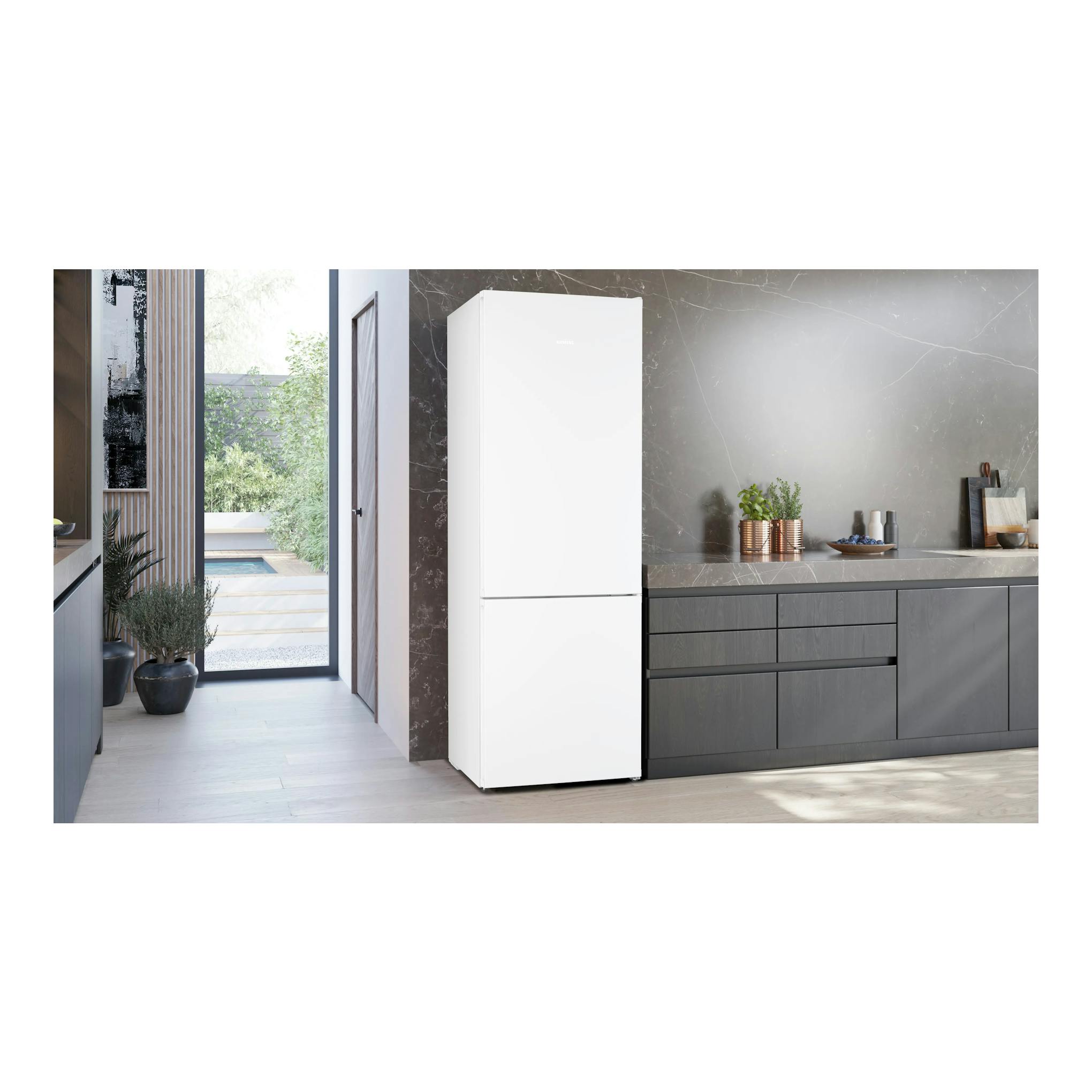Frigorífico combi Siemens KG49NVWDG blanco, vista frontal, junto a muebles grises en una cocina moderna.