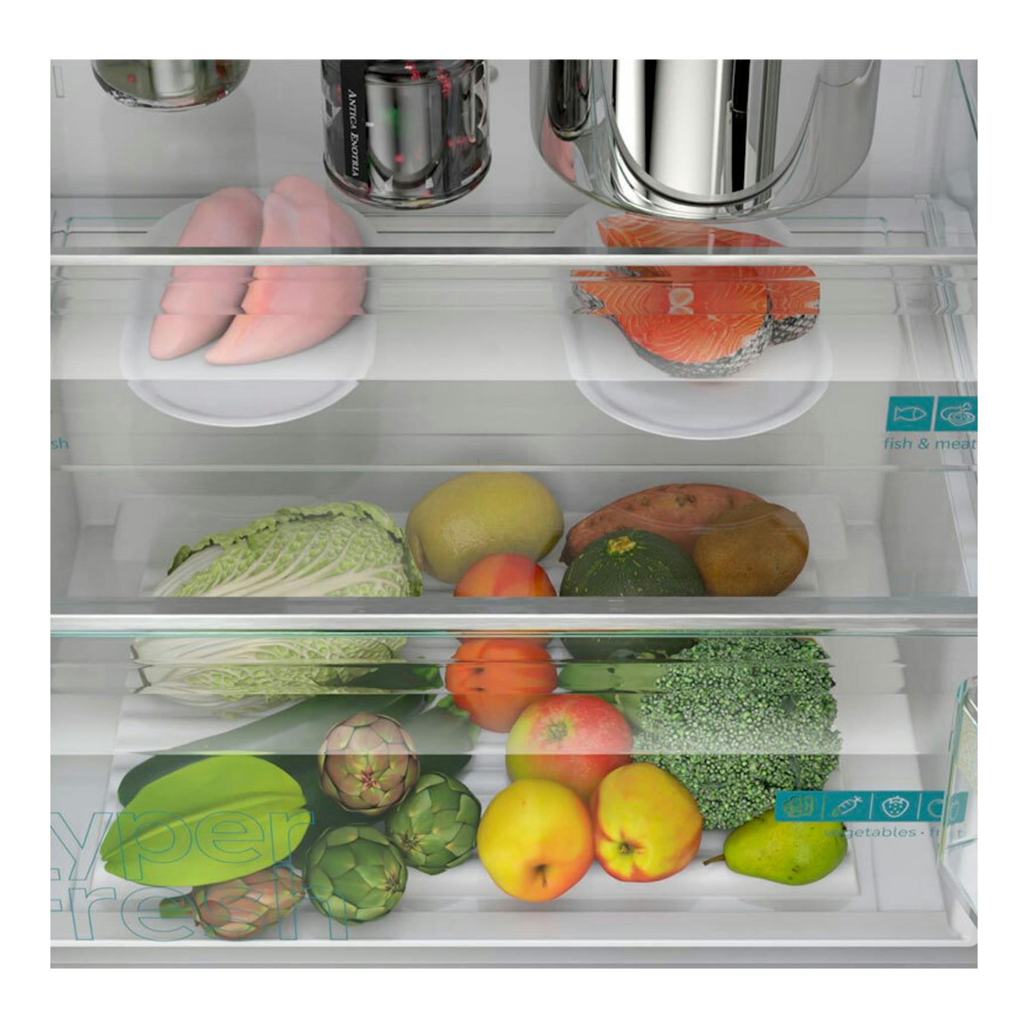 Vista frontal del interior de un frigorífico combi Siemens KG49NXIDF inox con cajones y alimentos frescos.