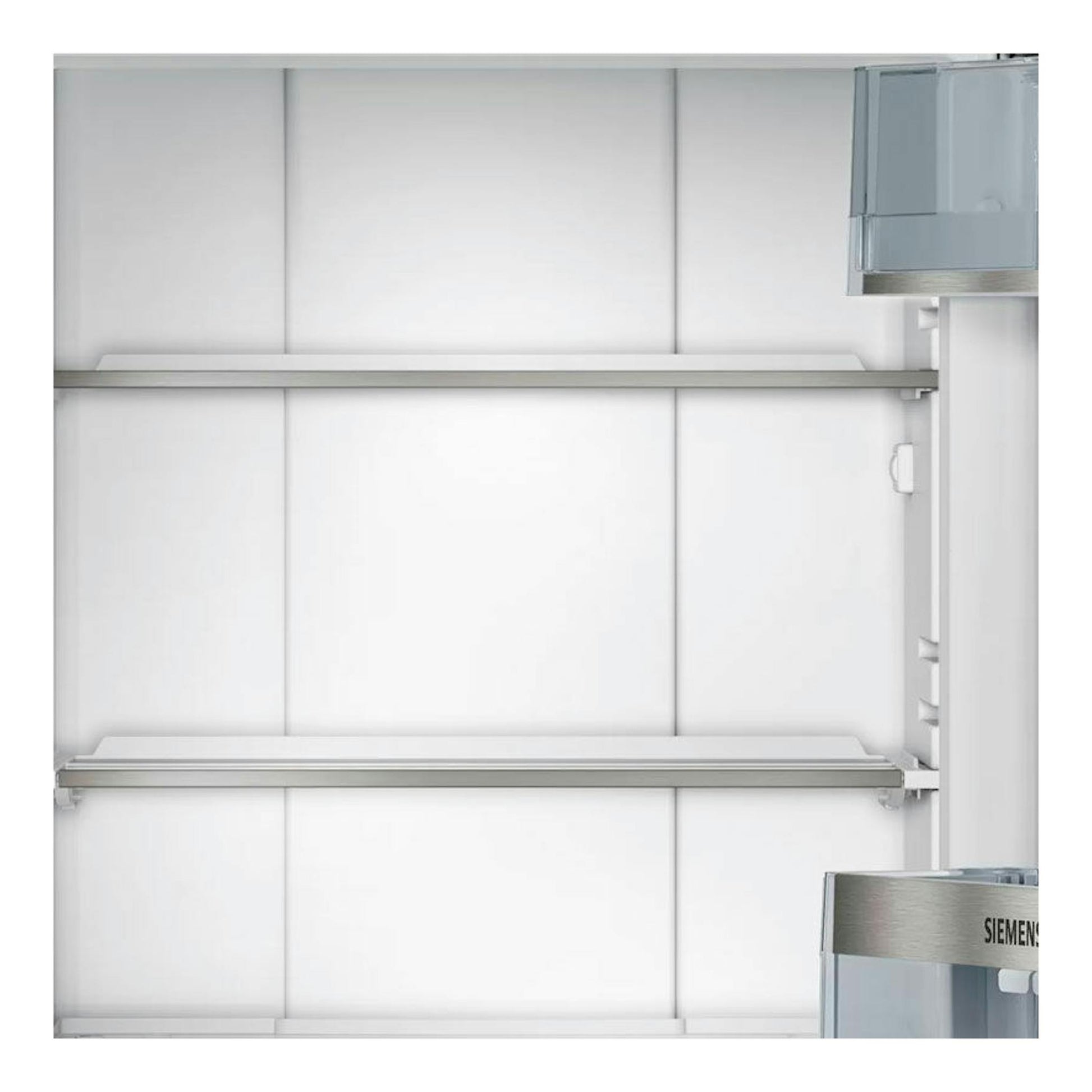 Interior de frigorífico combi Siemens KI86FPDD0, vista frontal, blanco, con estantes de vidrio.