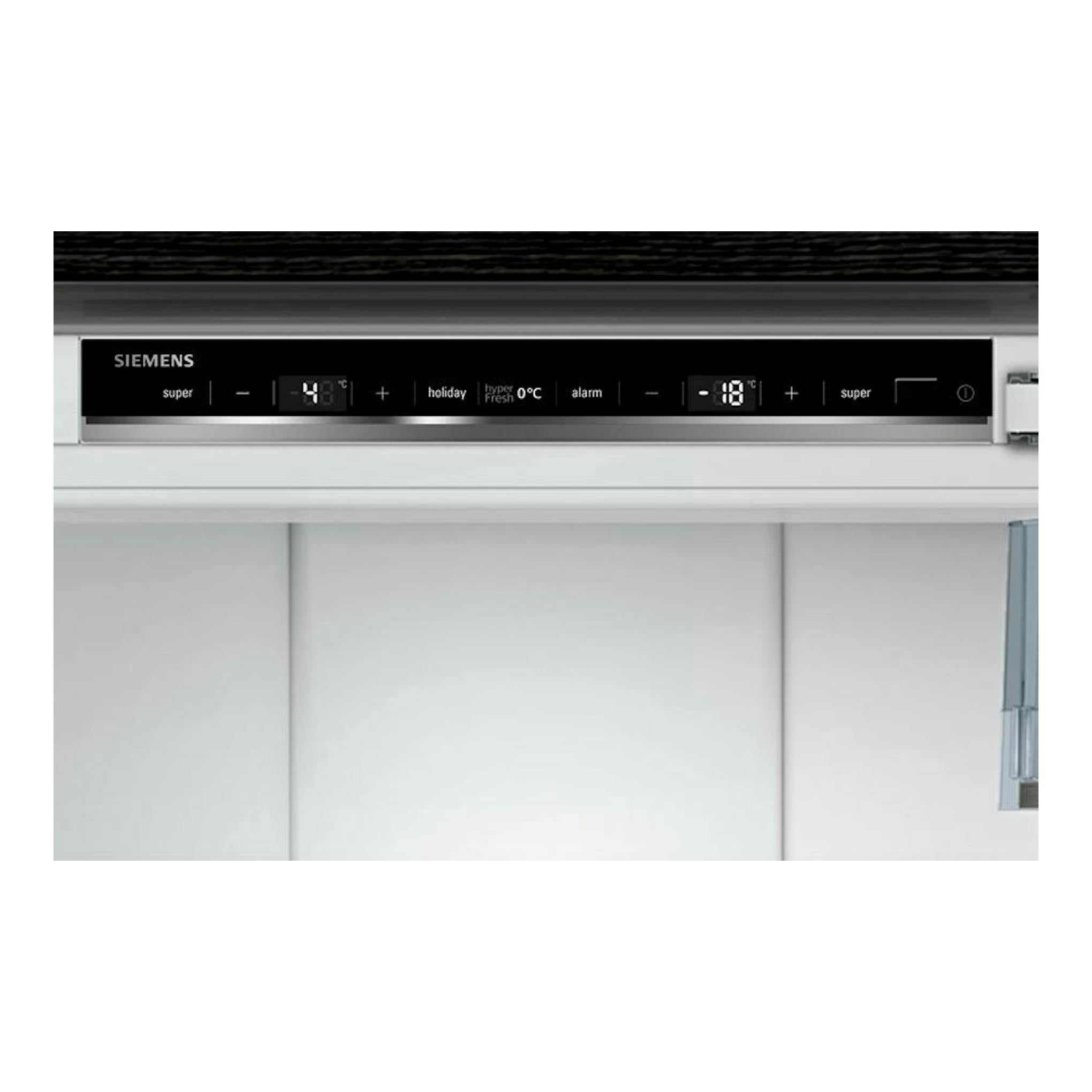 Frigorífico combi Siemens KI86FPDD0, vista frontal parcial con panel negro y puertas blancas.