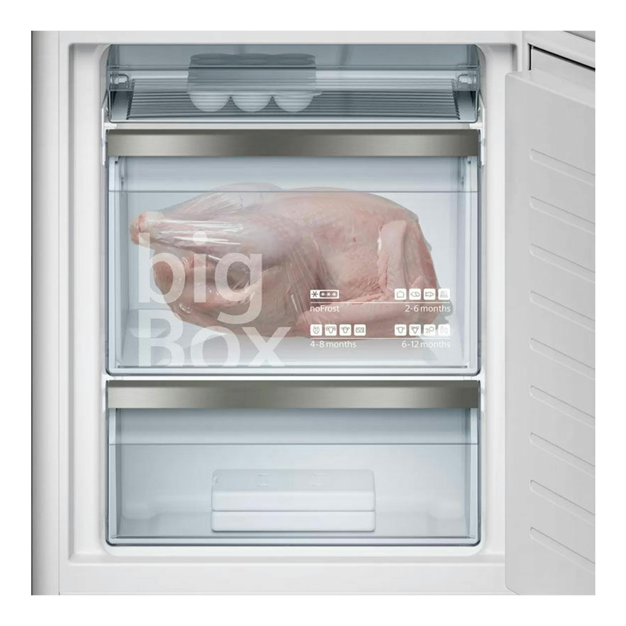 Interior del congelador combi Siemens KI86FPDD0, vista frontal, blanco, con cajones transparentes y alimentos.