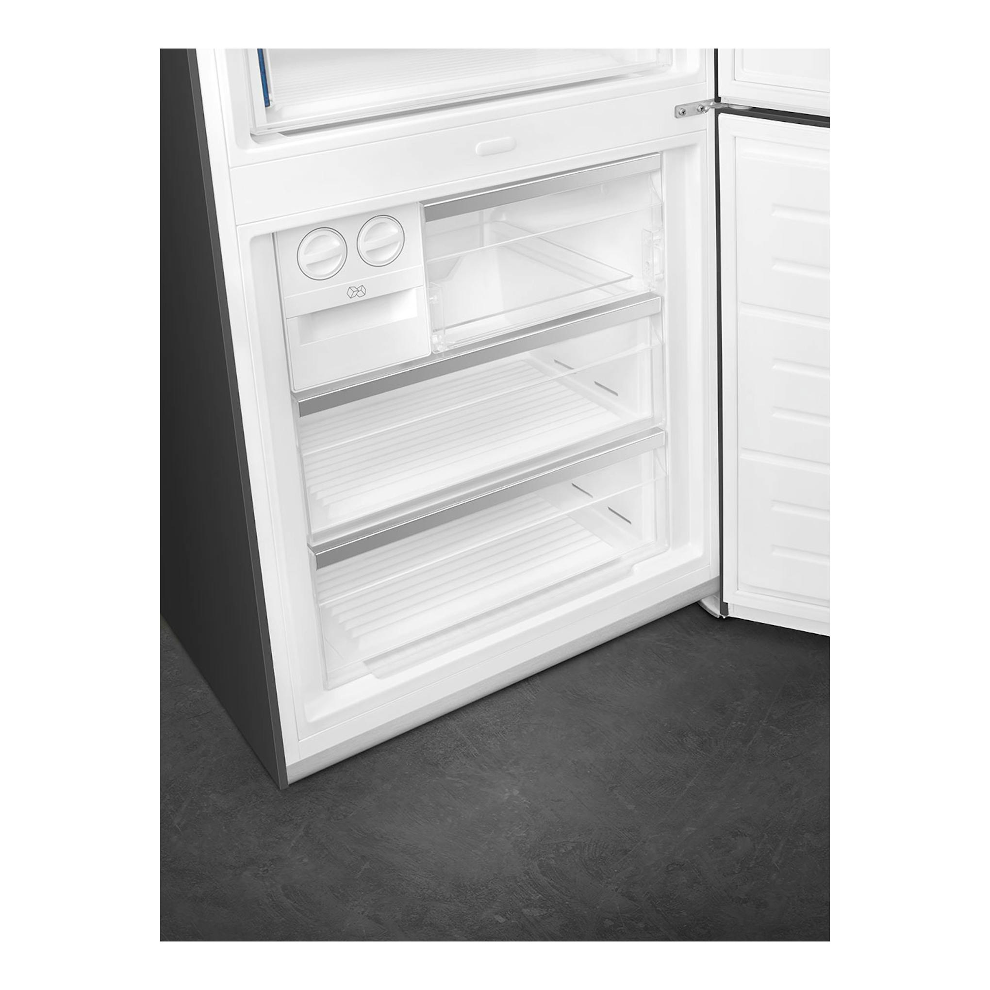 Frigorífico combi Smeg FA8005RAO6, interior del congelador abierto, blanco, con cajones y compartimentos.