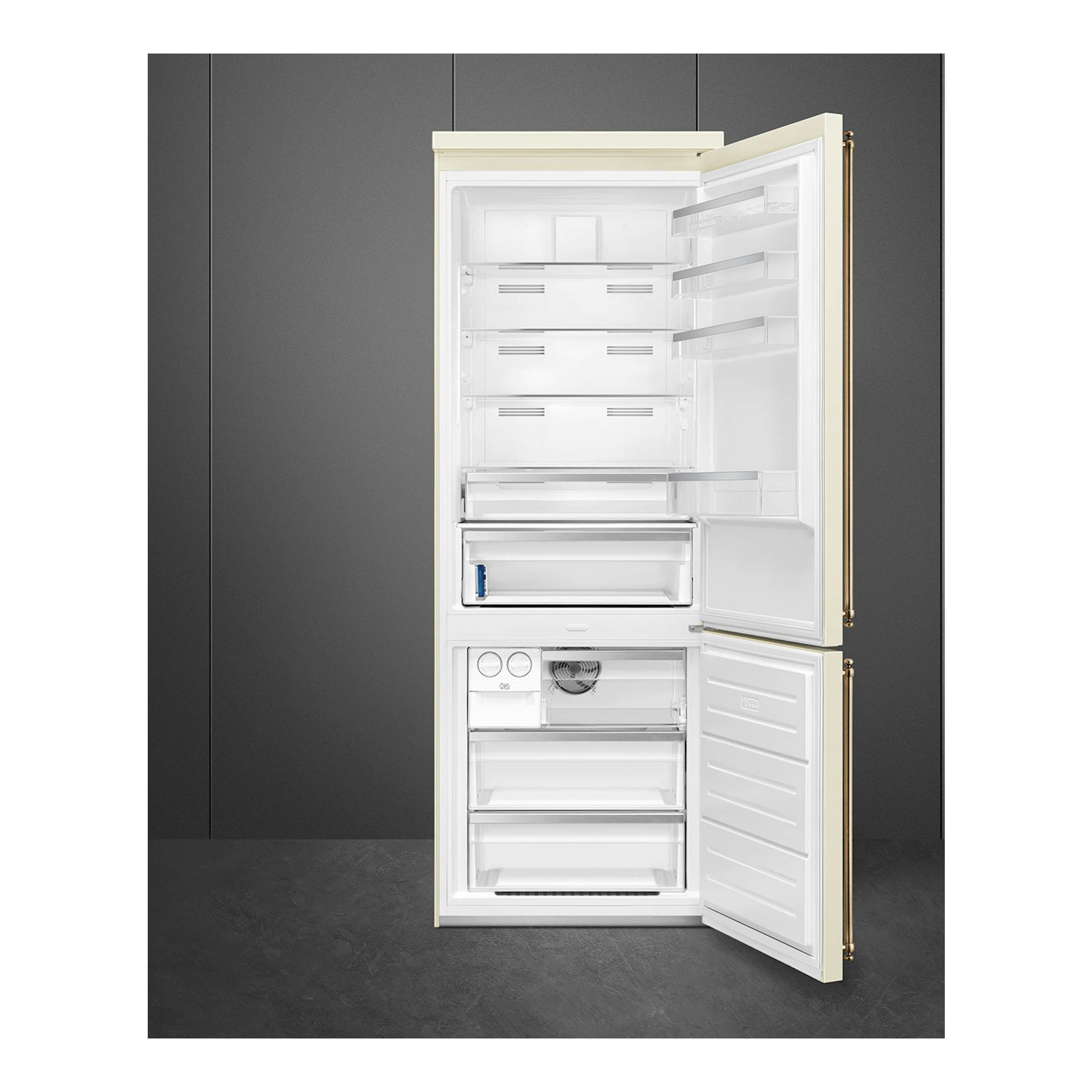 Frigorífico combi Smeg FA8005RPO6 crema, vista frontal con puertas abiertas y compartimentos interiores.