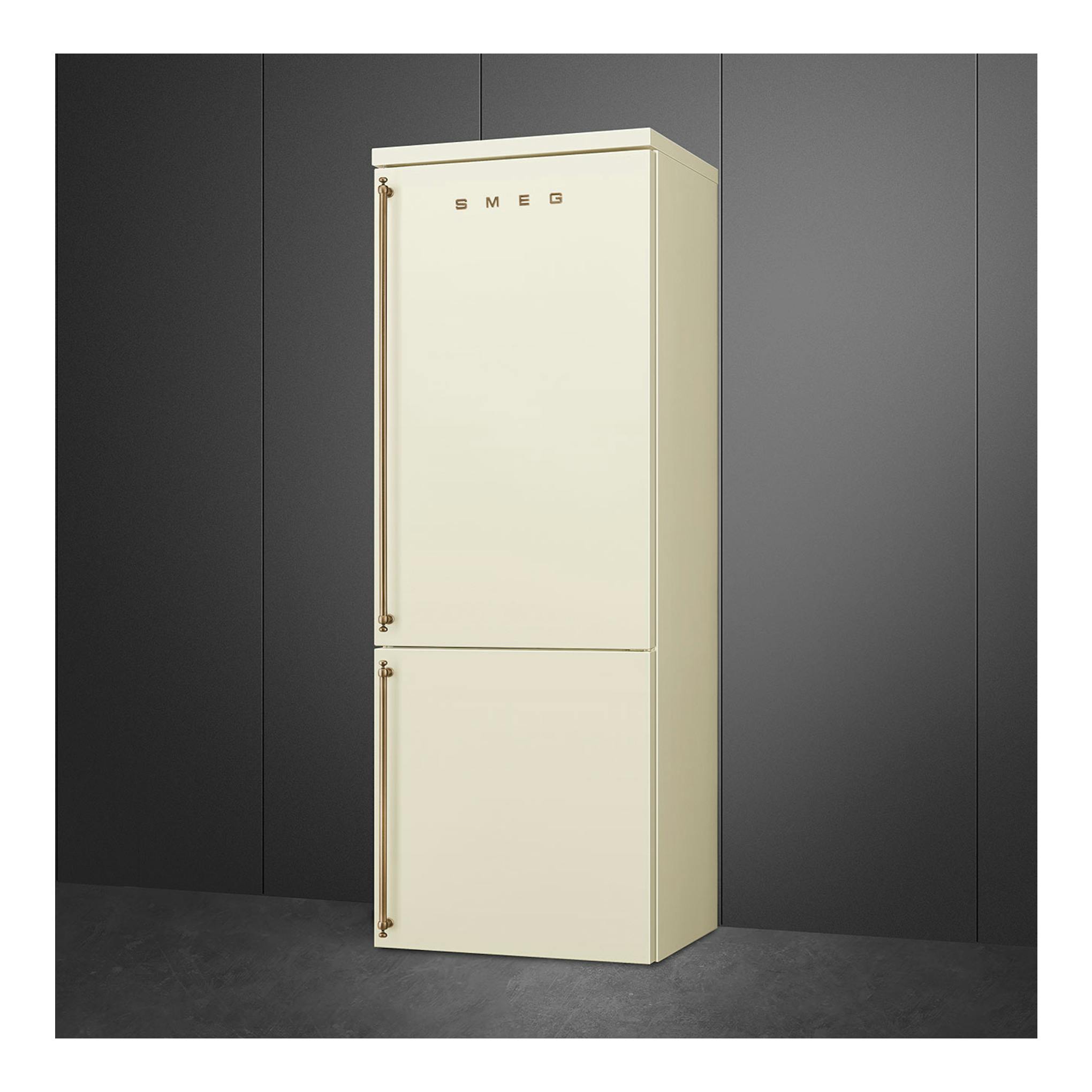 Frigorífico combi Smeg FA8005RPO6 crema, vista frontal con ligero ángulo lateral, dos puertas y tiradores dorados.