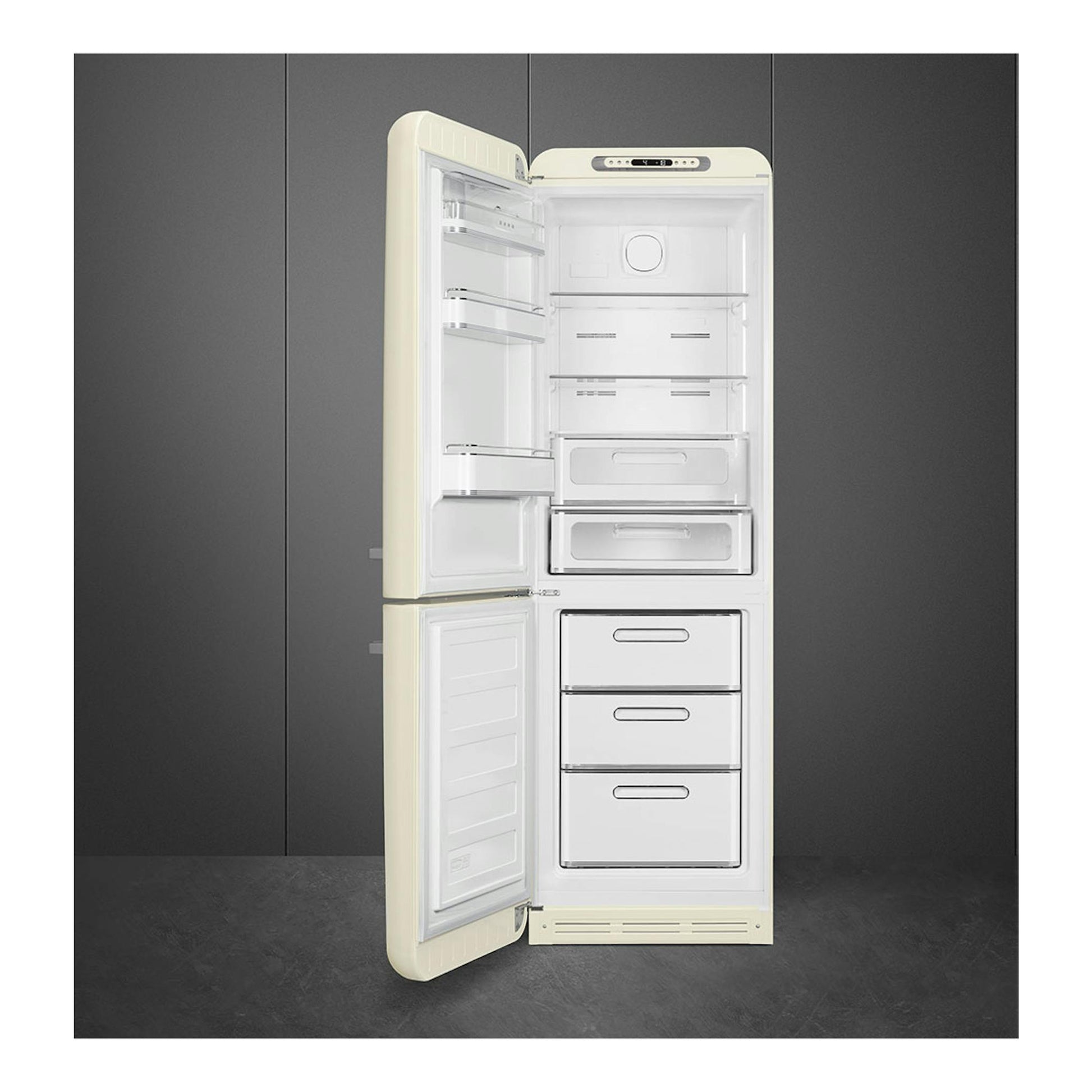 Frigorífico combi Smeg FAB32LCR6 crema, abierto de frente, con compartimentos y cajones visibles.