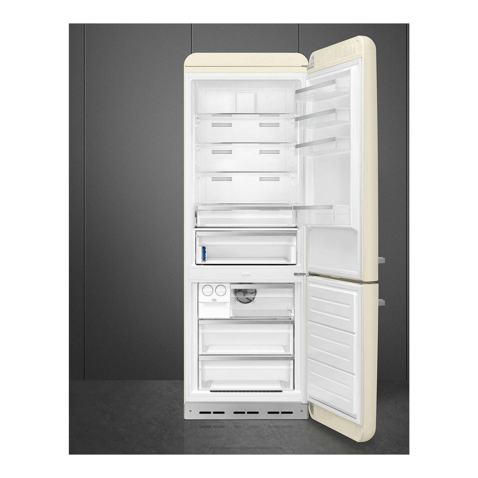 Frigorífico combi Smeg FAB38RCR6 crema, vista frontal con puertas abiertas e interior visible.