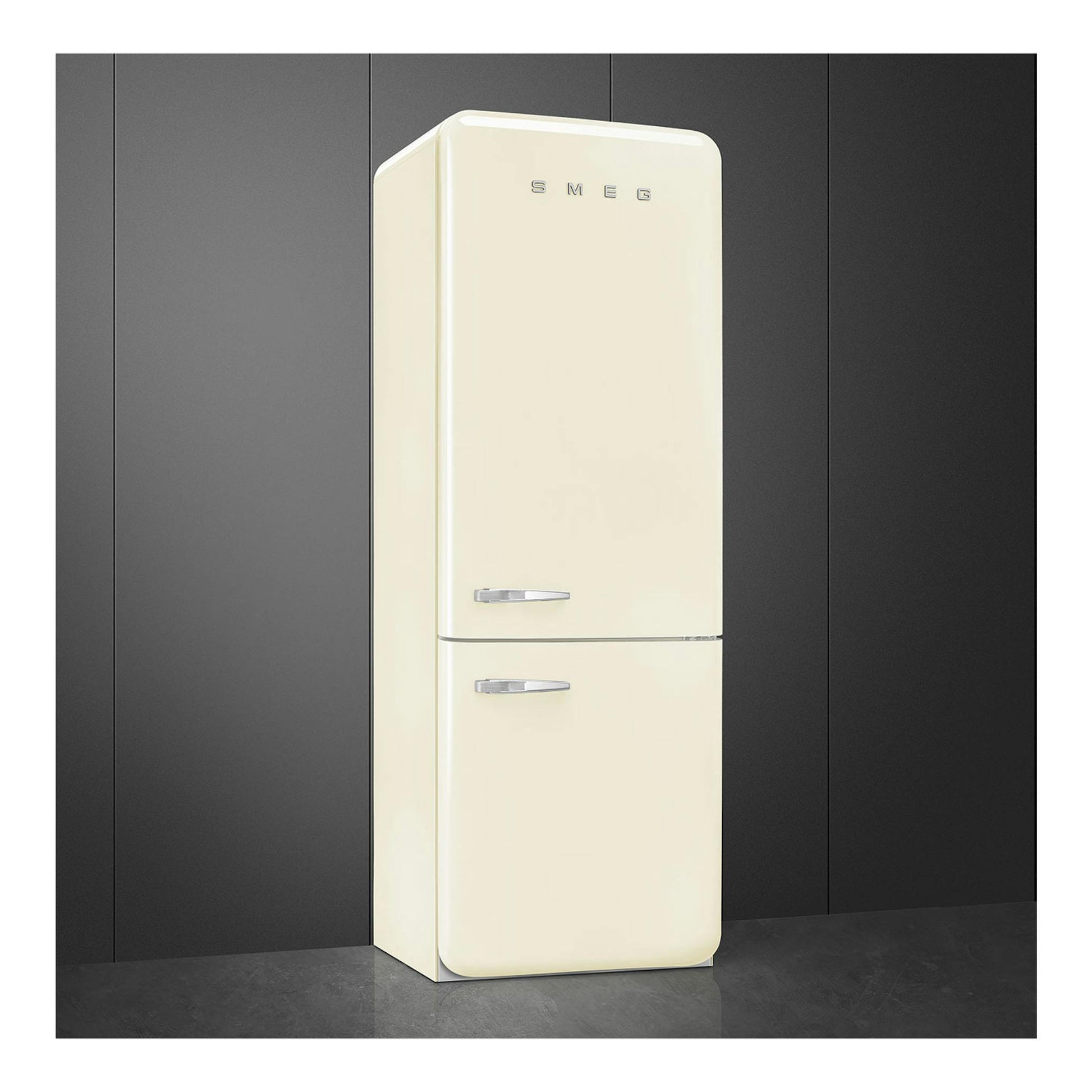 Frigorífico combi Smeg FAB38RCR6 crema, vista frontal en ángulo, con dos puertas y logo Smeg.