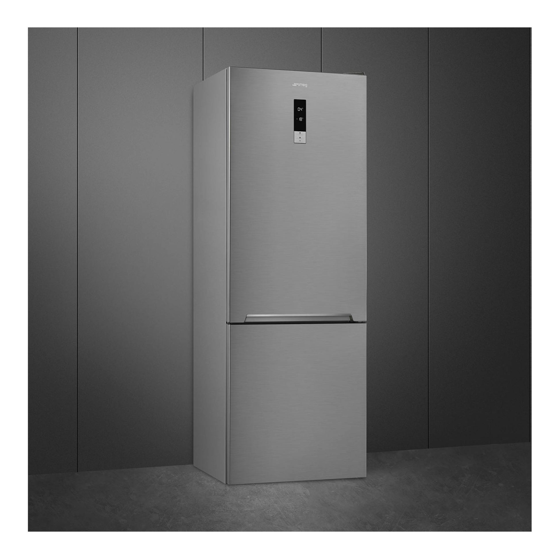 Frigorífico combi Smeg FC48XDNE de acero inoxidable, vista frontal, con panel digital superior.