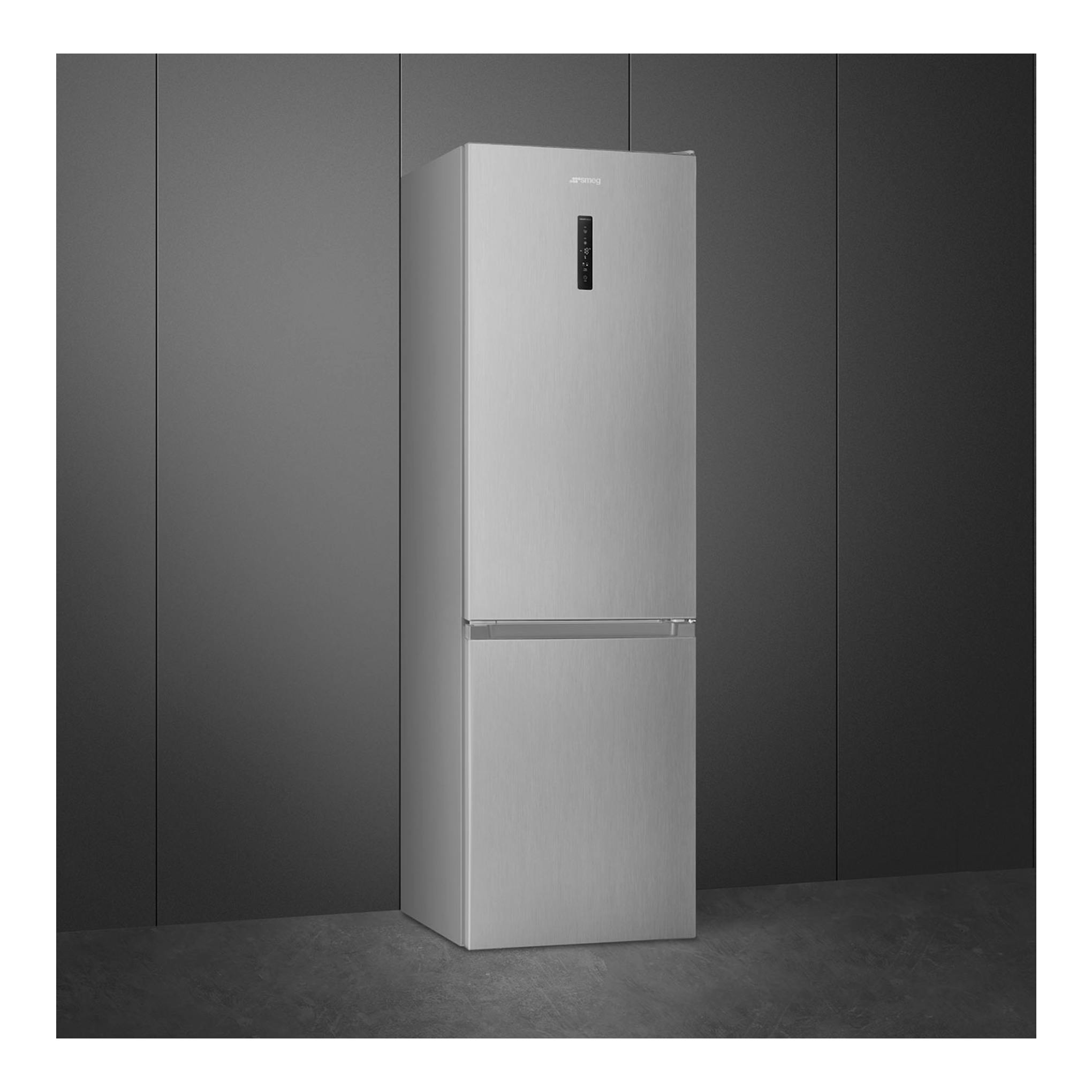 Frigorífico combi Smeg RC18XDNC en inox, vista frontal ligeramente en ángulo, con congelador inferior.