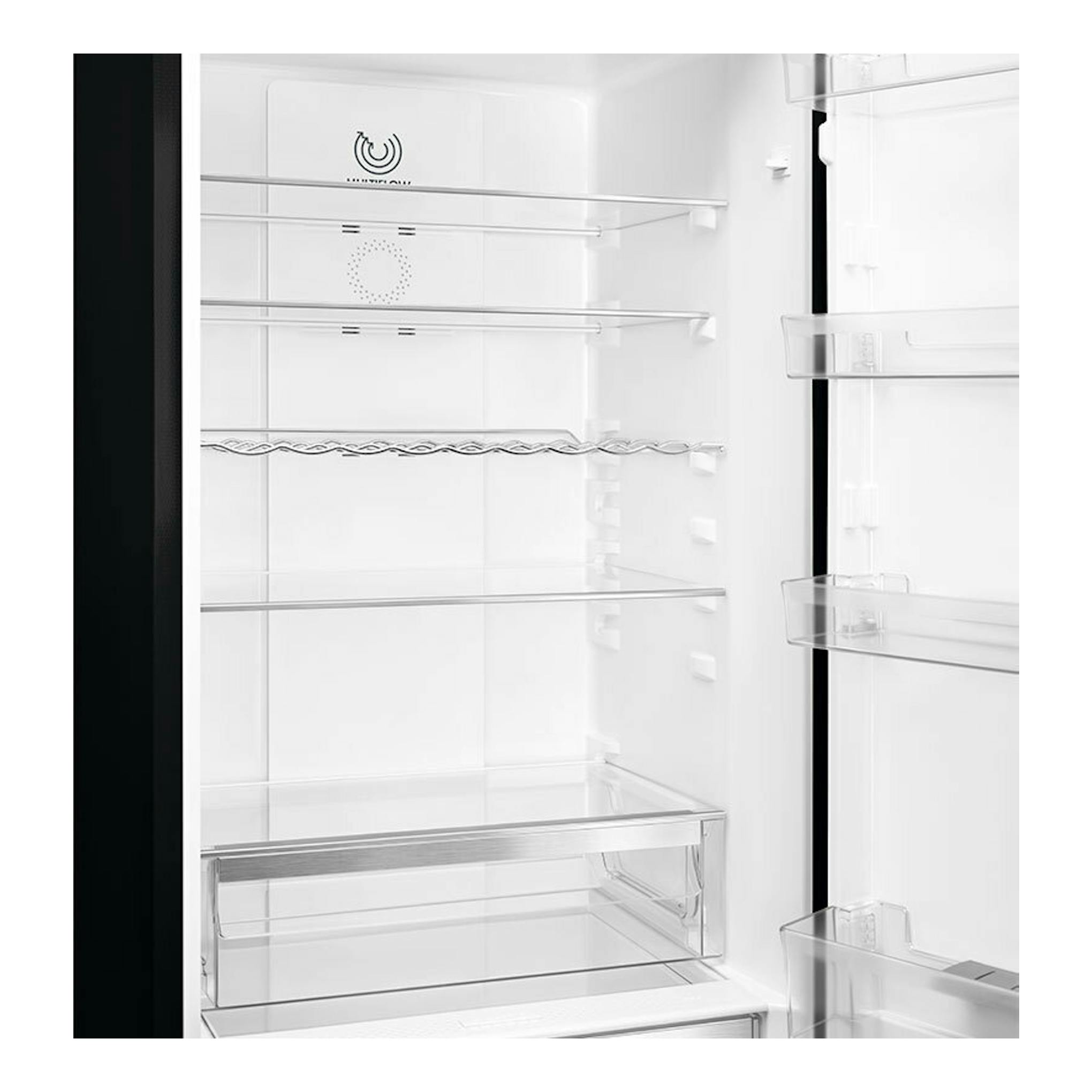 Interior del frigorífico combi Smeg RC20KDND negro, vista frontal con baldas de vidrio, cajón y balcones en la puerta.