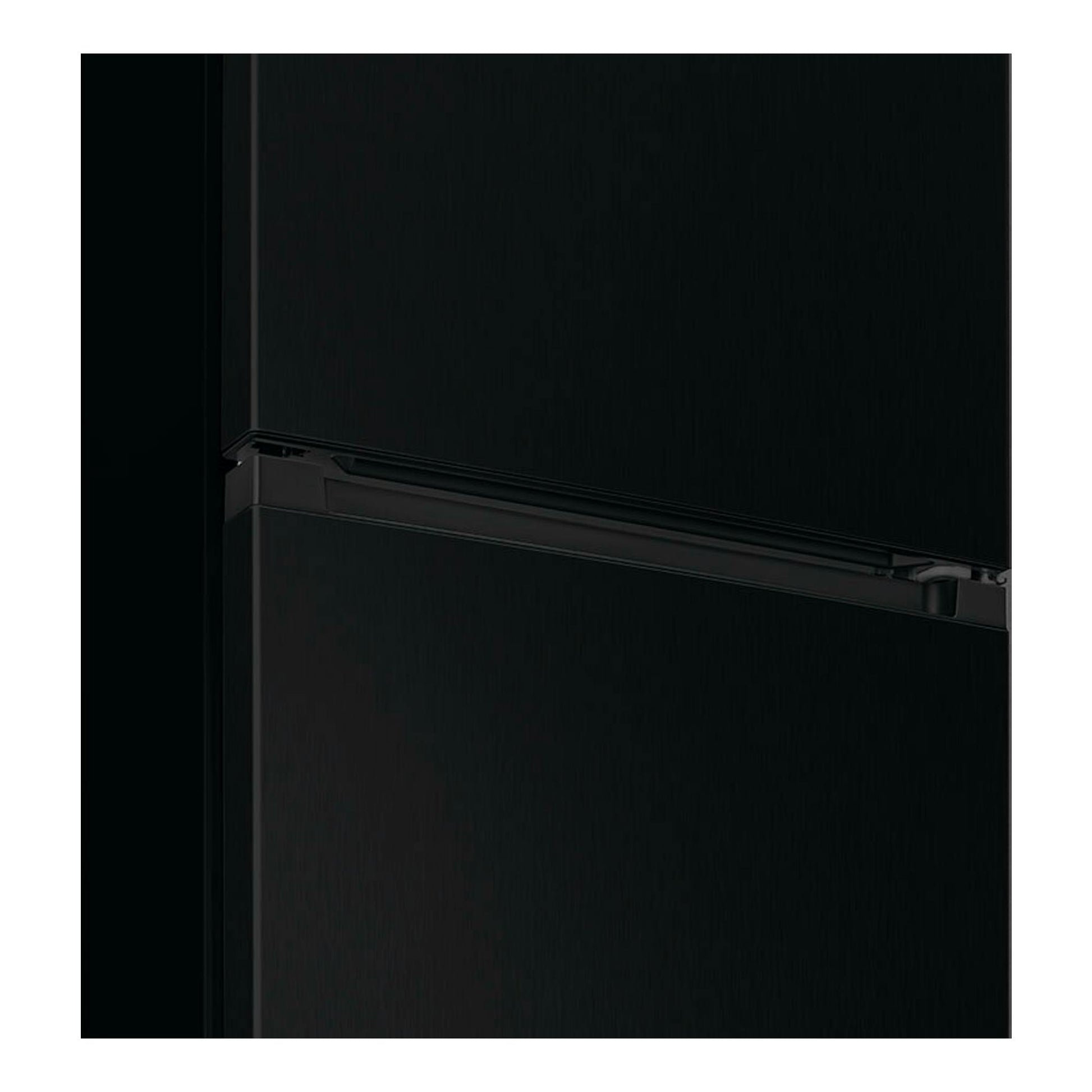 Frigorífico combi Smeg RC20KDND negro, vista frontal parcial de las puertas.