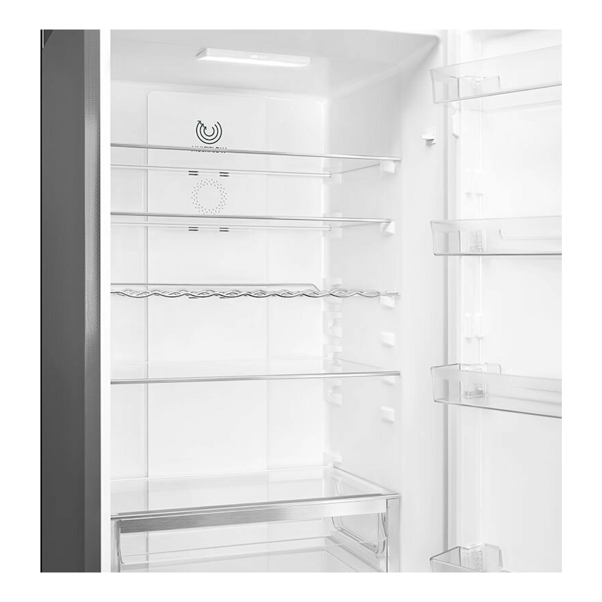 Interior de frigorífico combi Smeg RC20XDND en inox, con estantes de cristal y cajón, vista frontal.