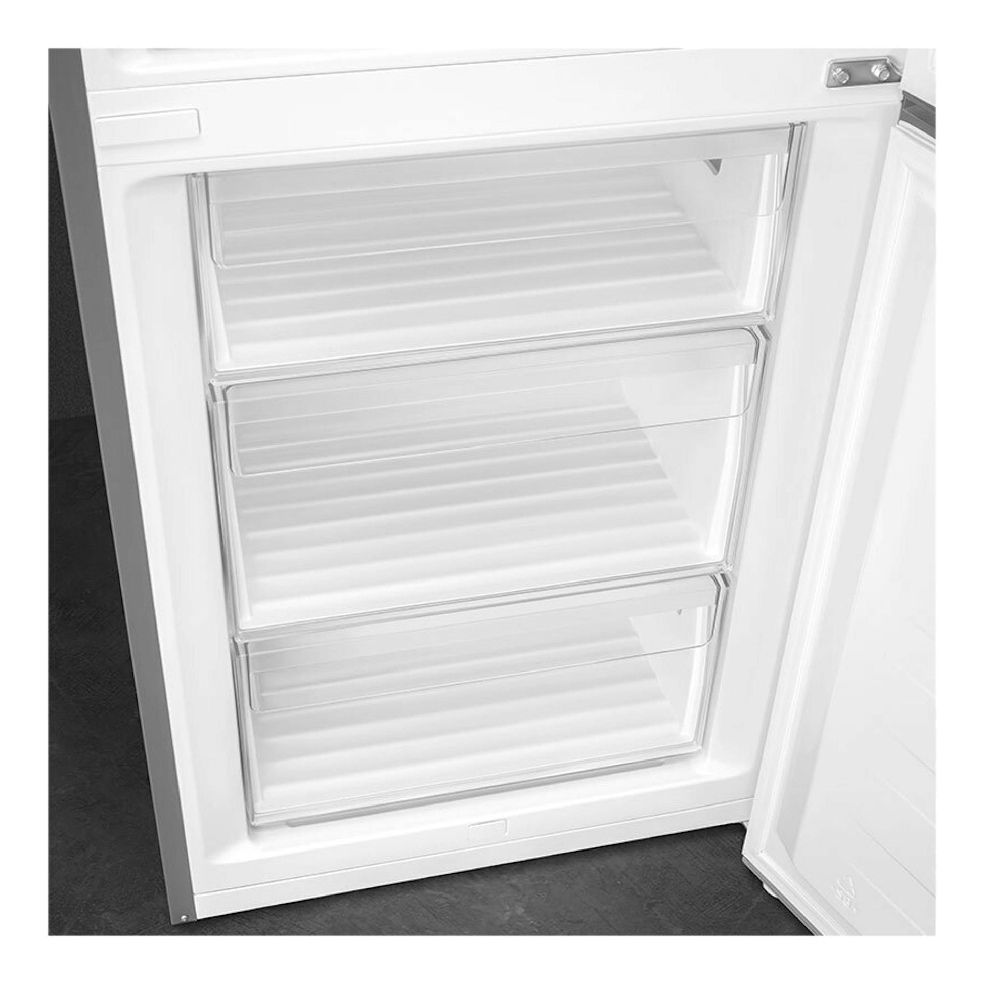Frigorífico combi Smeg RC20XDND en inox, vista interior frontal con cajones transparentes blancos abiertos.