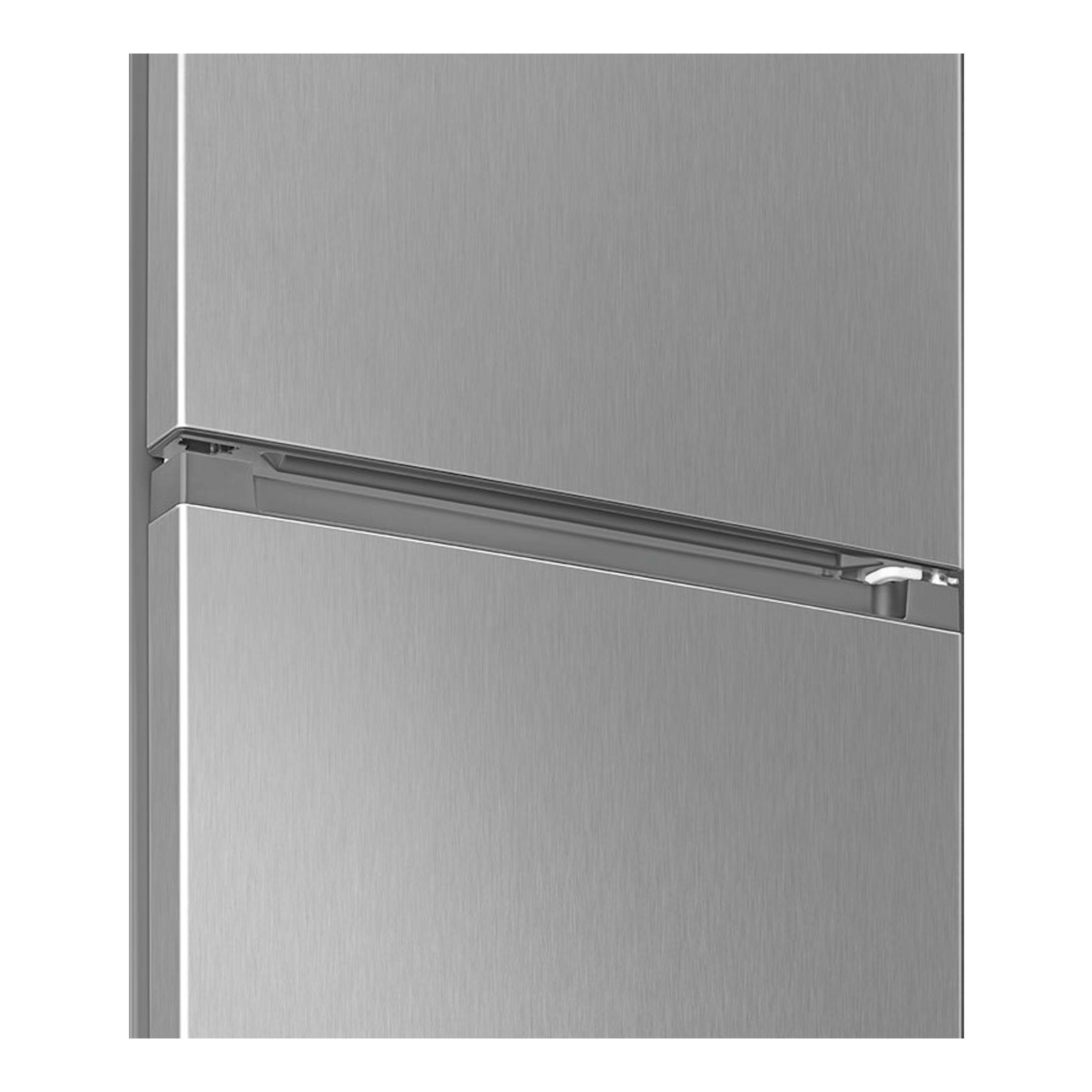 Frigorífico combi Smeg RC20XDNE inox, vista frontal en primer plano de puertas de acero cepillado.