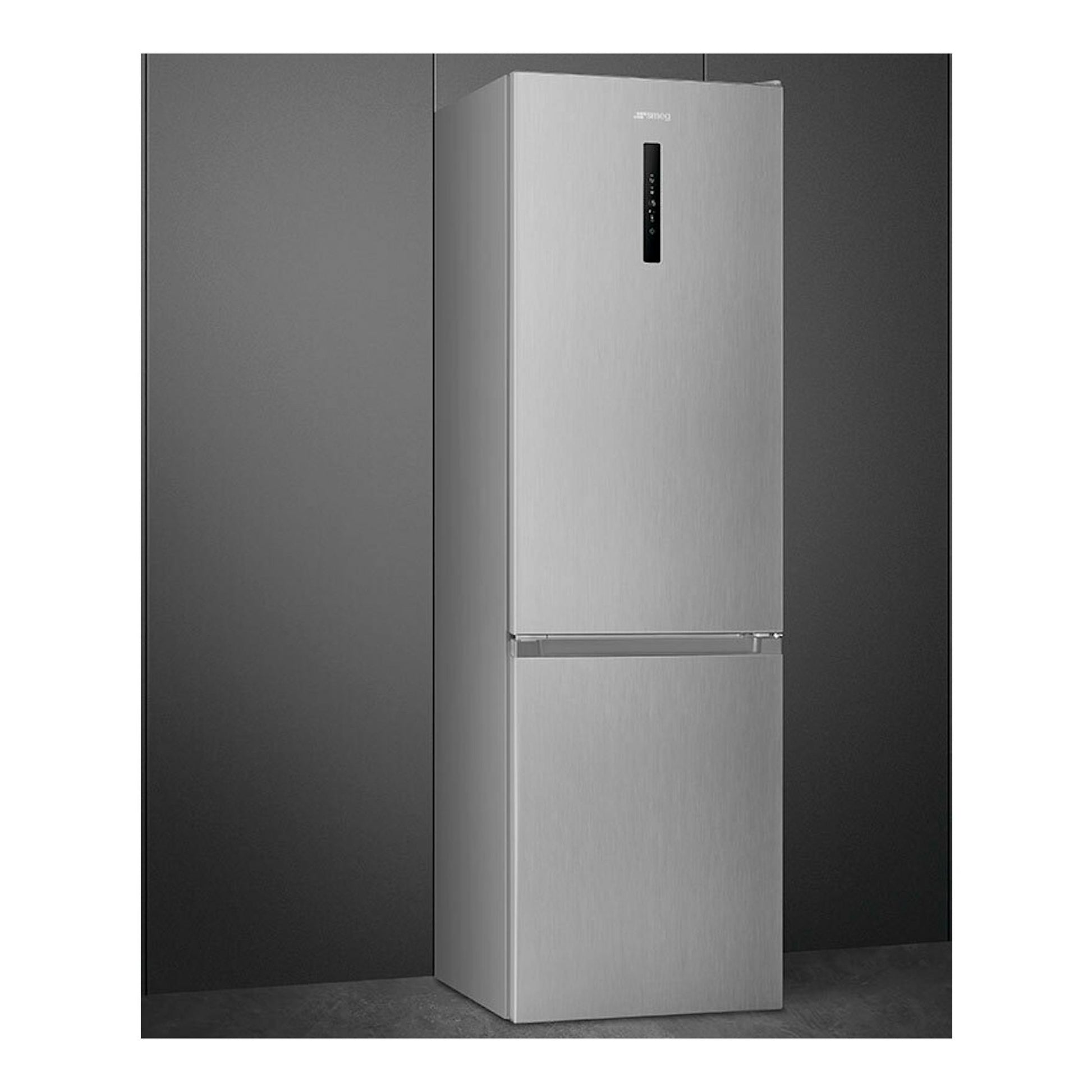 Frigorífico combi Smeg RC20XDNE inox, vista frontal ligeramente en ángulo, con acabado acero inoxidable.