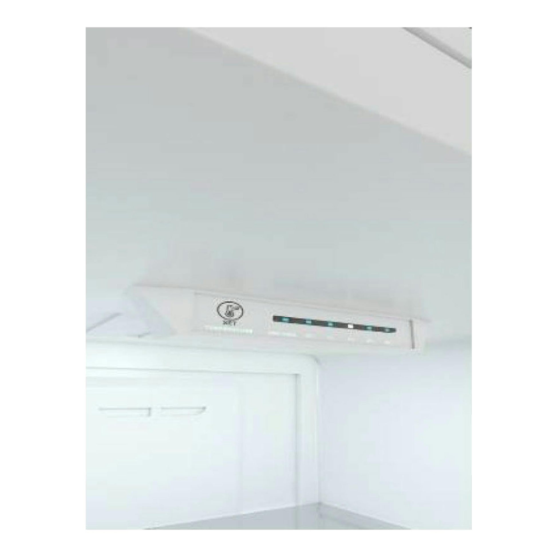 Vista interior del frigorífico Teka NFL342C Inox, con panel de control superior y puerta blanca.