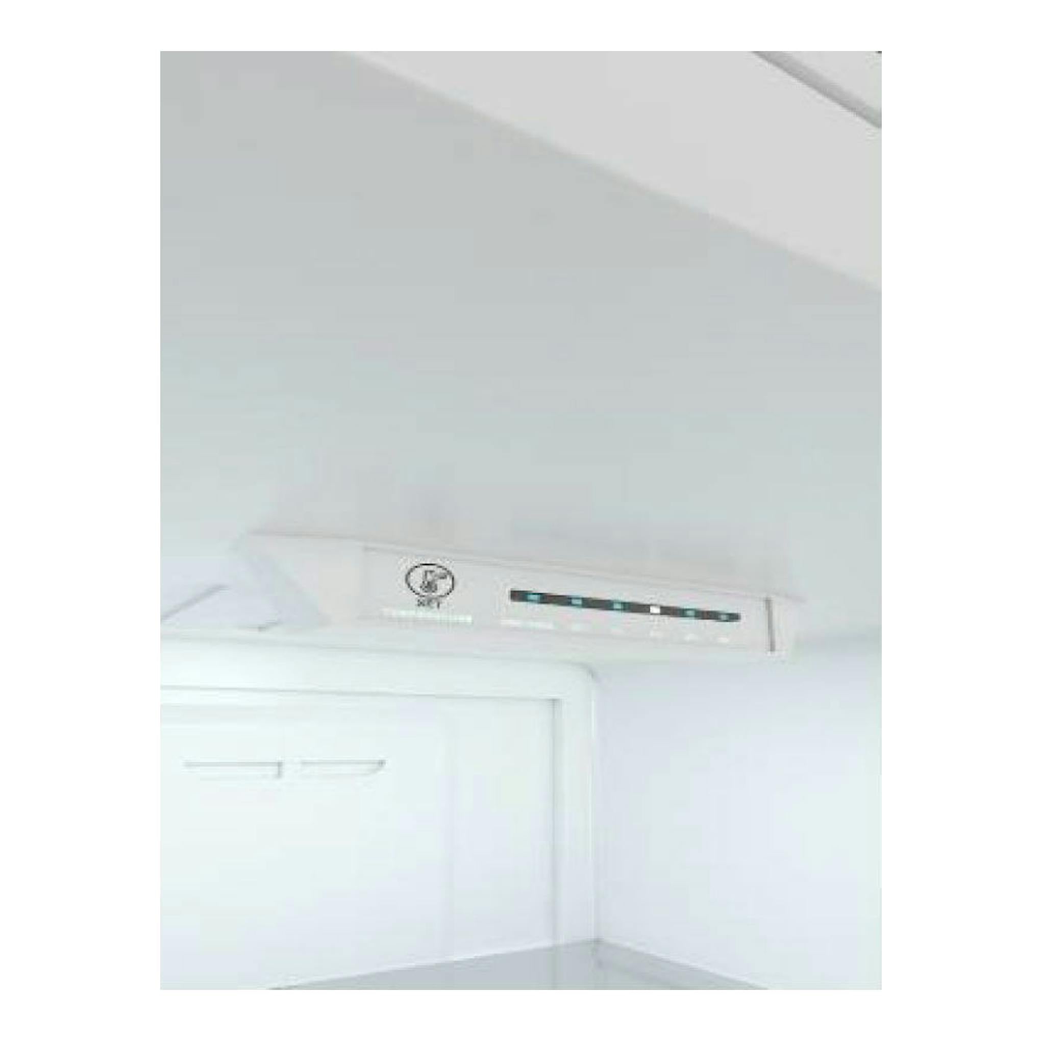 Vista interior del frigorífico Teka NFL342C Inox, con panel de control superior y puerta blanca.