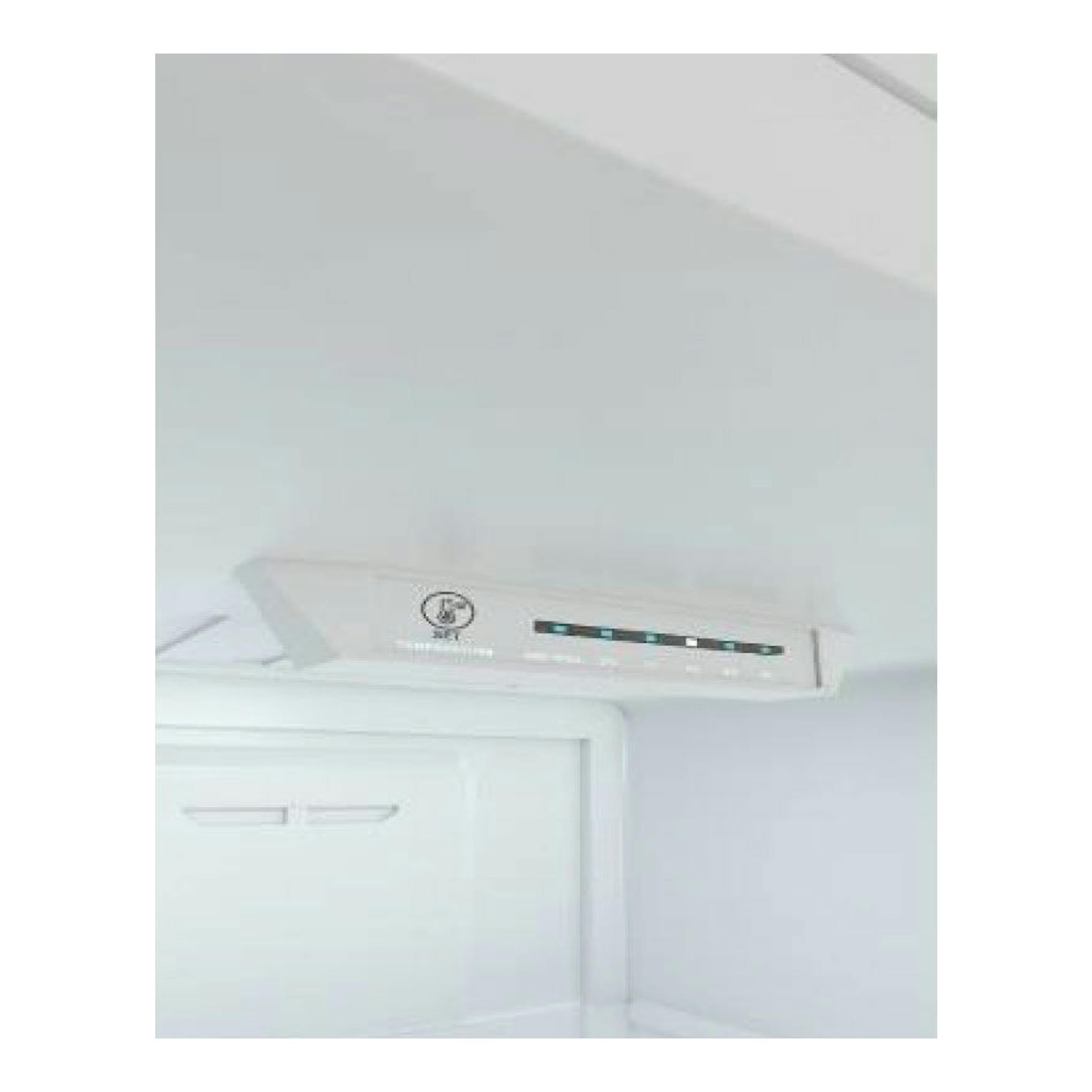 Frigorífico combi Teka NFL342WH blanco, vista interior superior con panel de control en la parte alta.