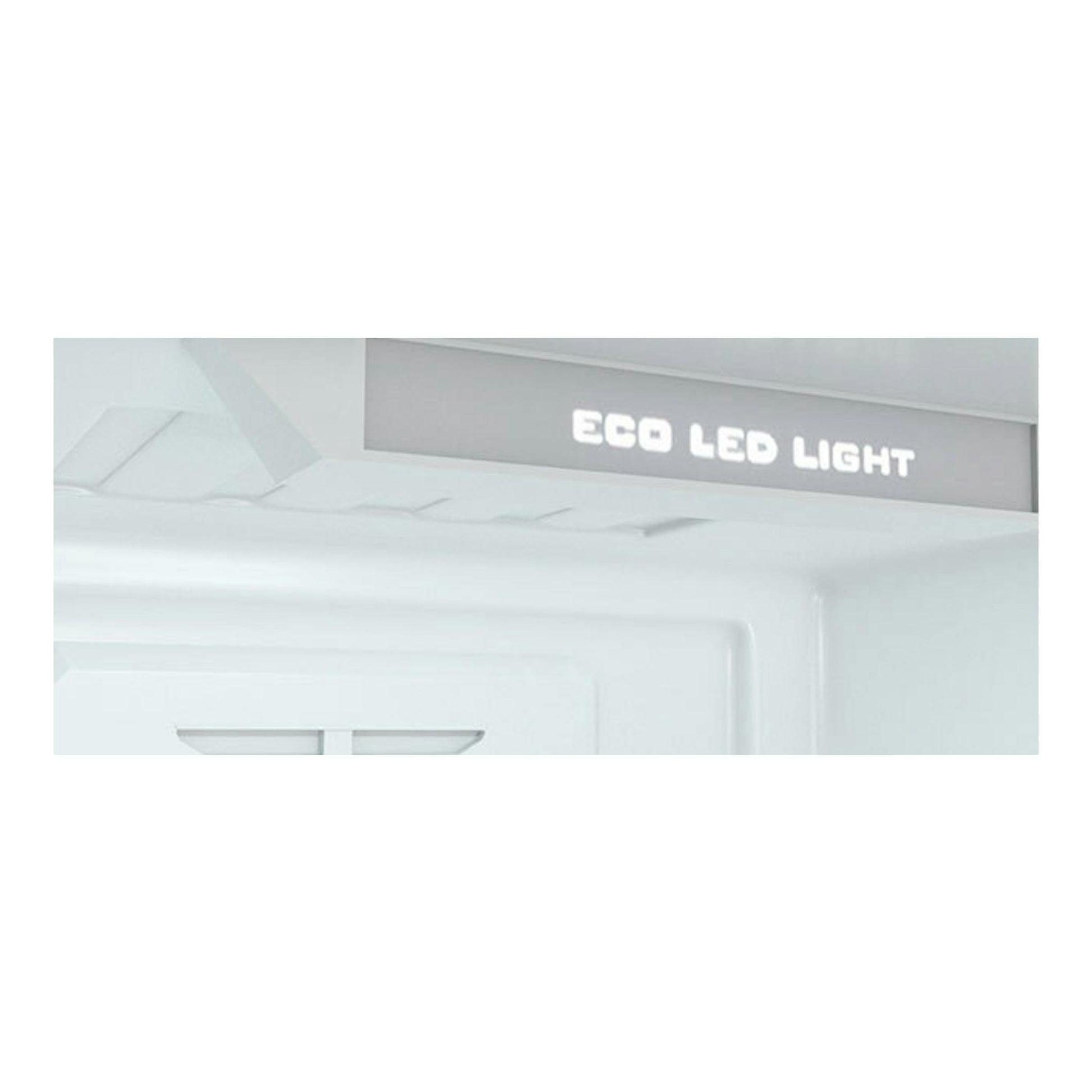 Interior de frigorífico blanco, con luz LED superior y estantes de vidrio, vista frontal.