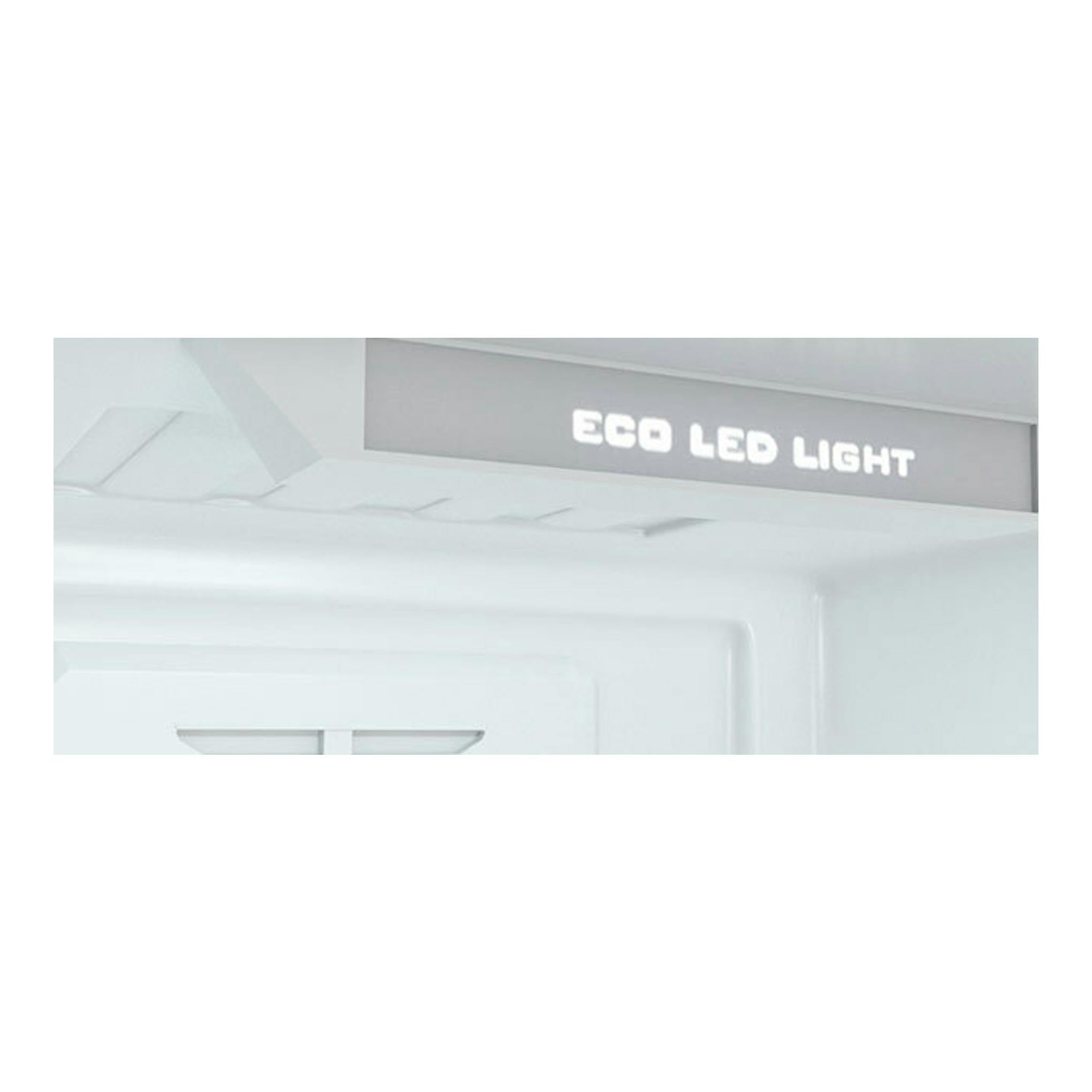 Interior de frigorífico blanco, con luz LED superior y estantes de vidrio, vista frontal.