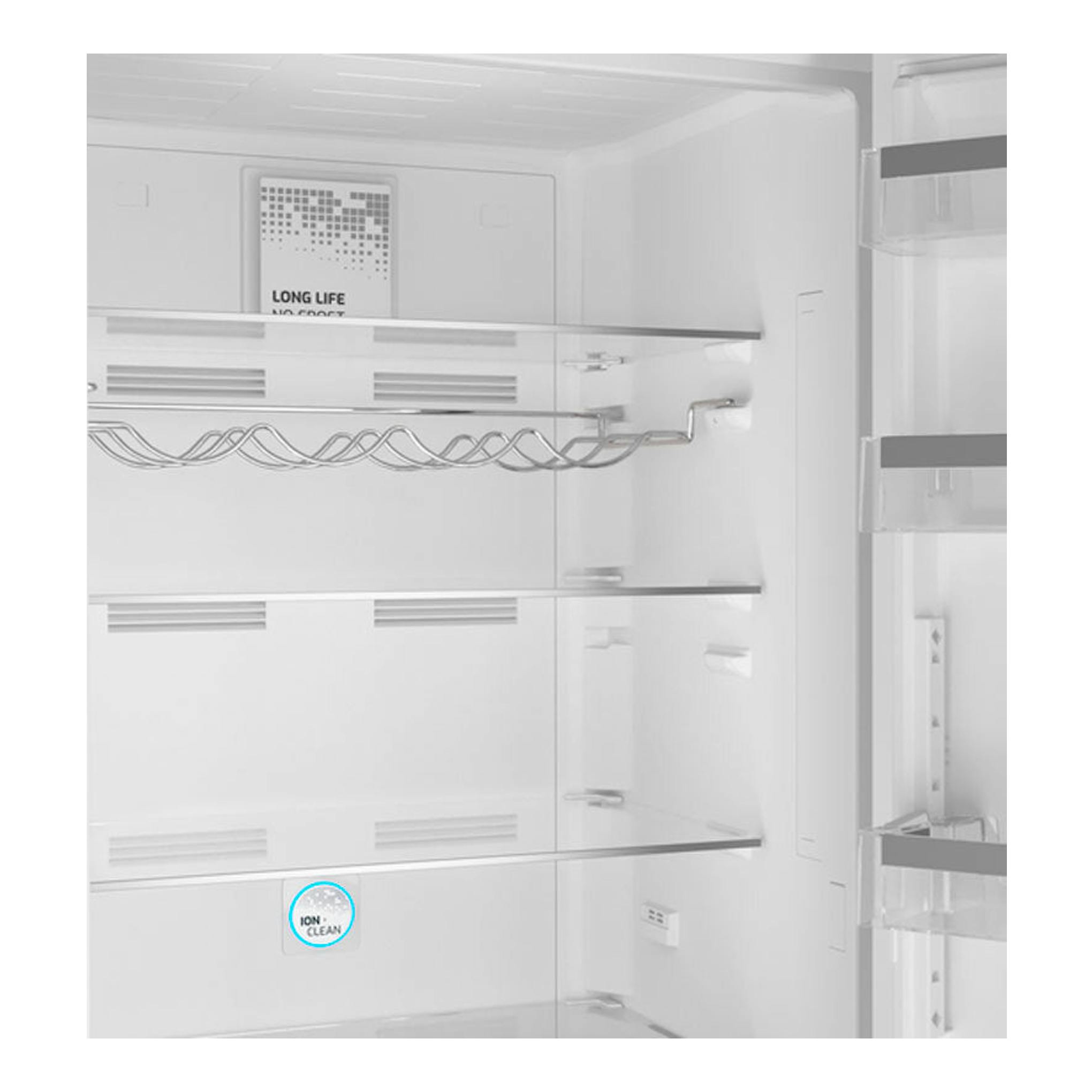 Interior de frigorífico combi Teka RBF 78625 blanco, con estantes y botellero, vista frontal.