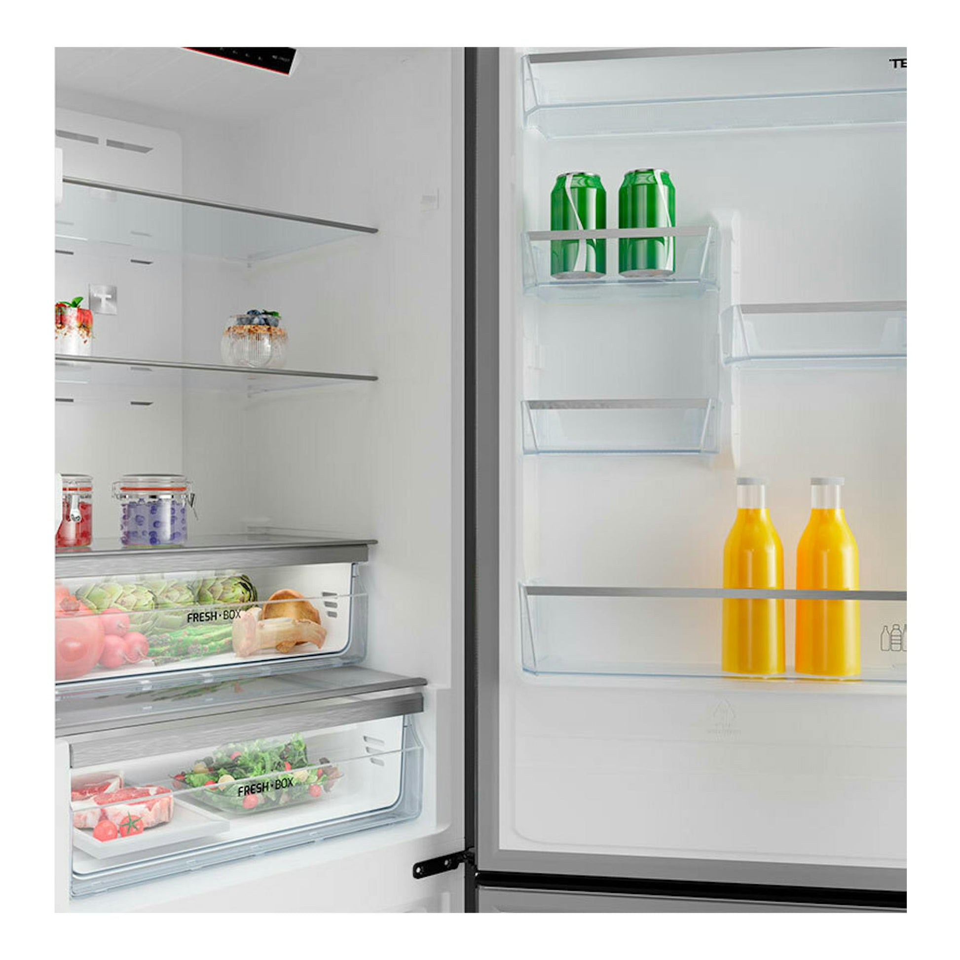 Frigorífico combi Teka RBF44630 Inox abierto, vista frontal del interior en blanco con estantes y cajones.